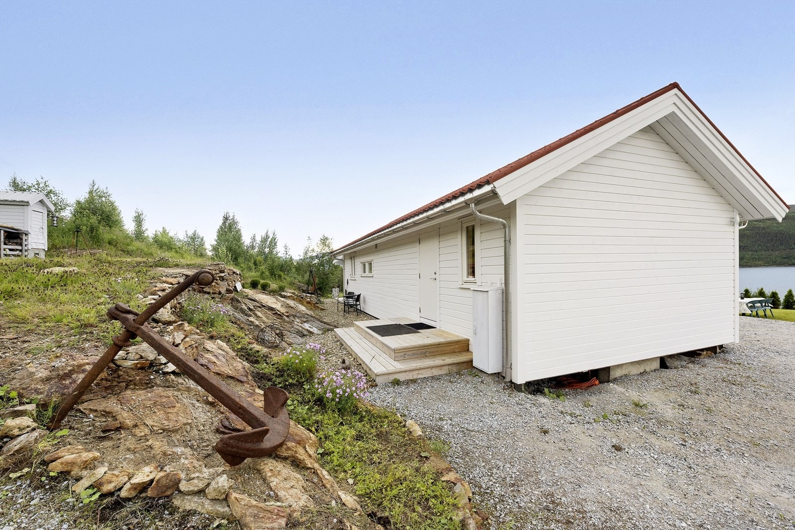 Fritidsboligen står på en naturtomt og det er naturlig drening. Galleribilde