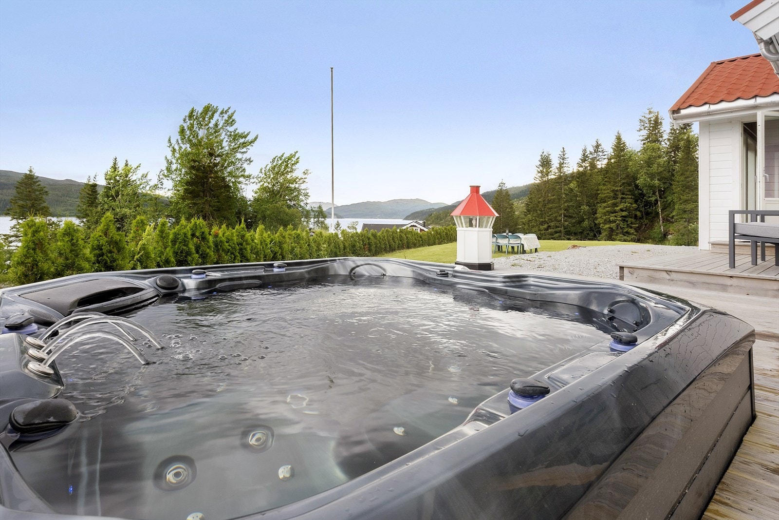 En av hyttens mest fristende trekk er en jacuzzi som er plassert på terrassen. Galleribilde