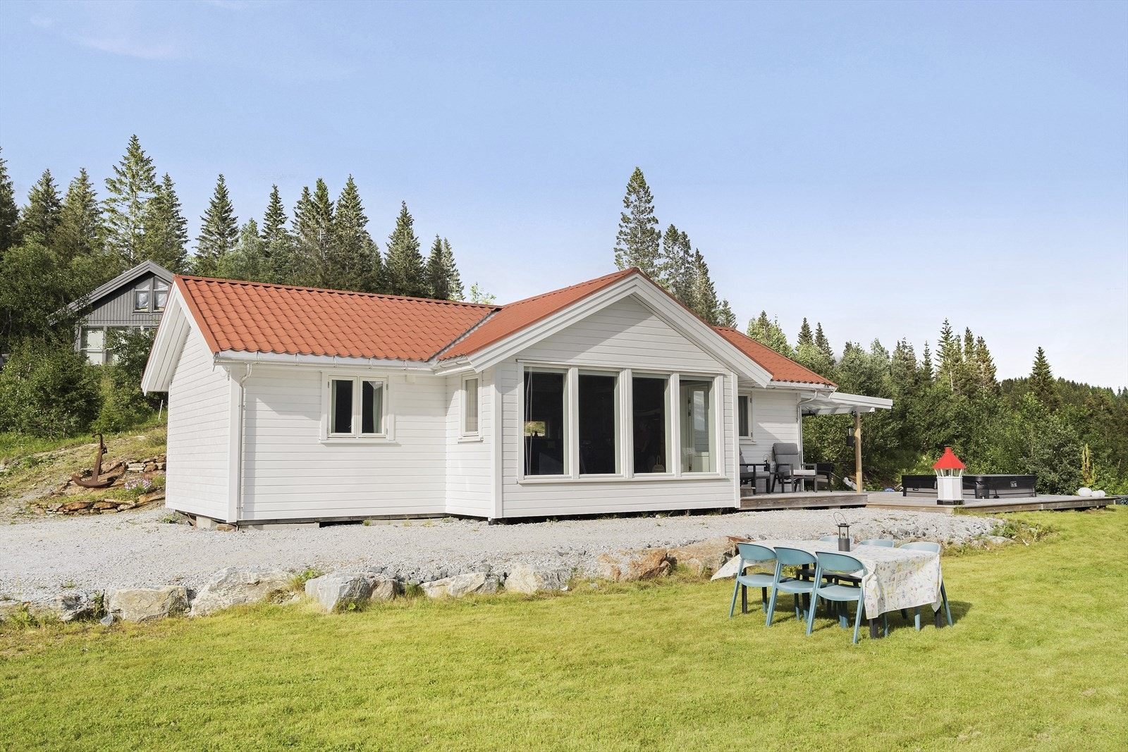 Terrassen har fantastiske solforhold og direkte utgang fra stuen, og du kan også nyte hagen og den flotte utsikten. Galleribilde