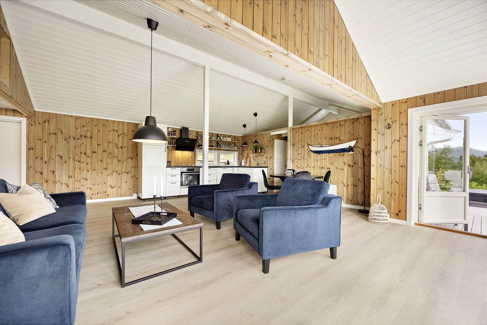 Kjøkkenet er fra IKEA og har laminert skrog med profilerte fronter, laminert benkeplate med nedfelt oppvaskkum i stål og ett-greps blandebatteri. Galleribilde