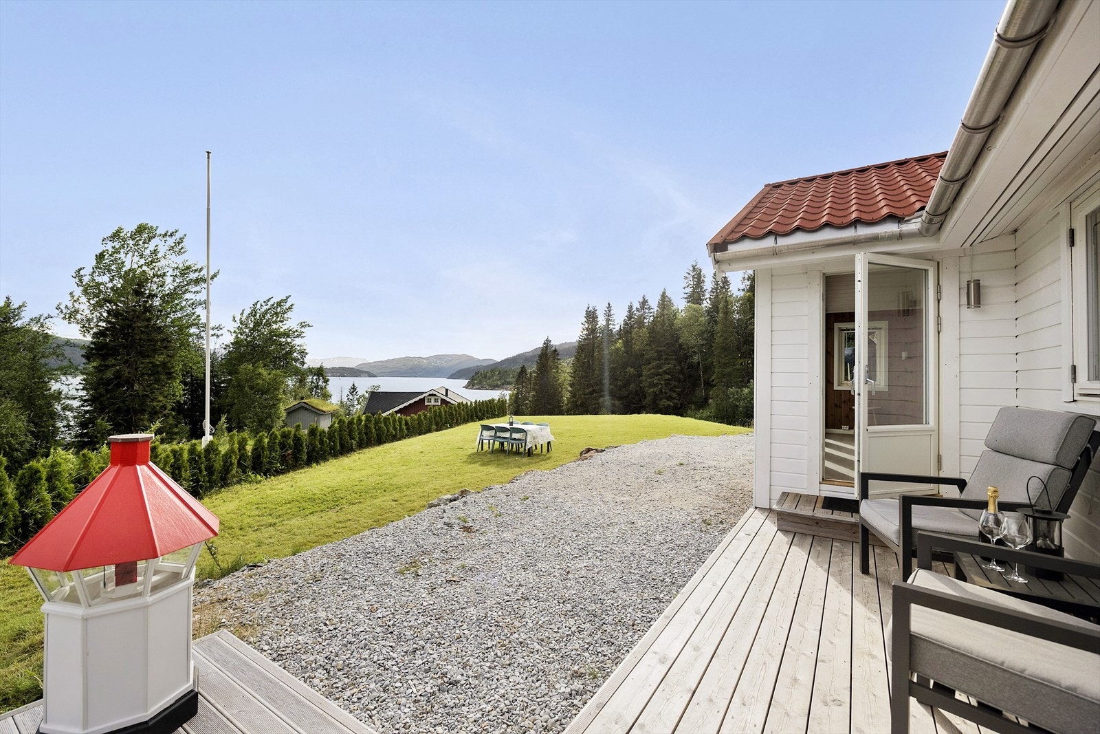 Opparbeidet tomt med plen og prydbusker på ca. 861 m². Galleribilde