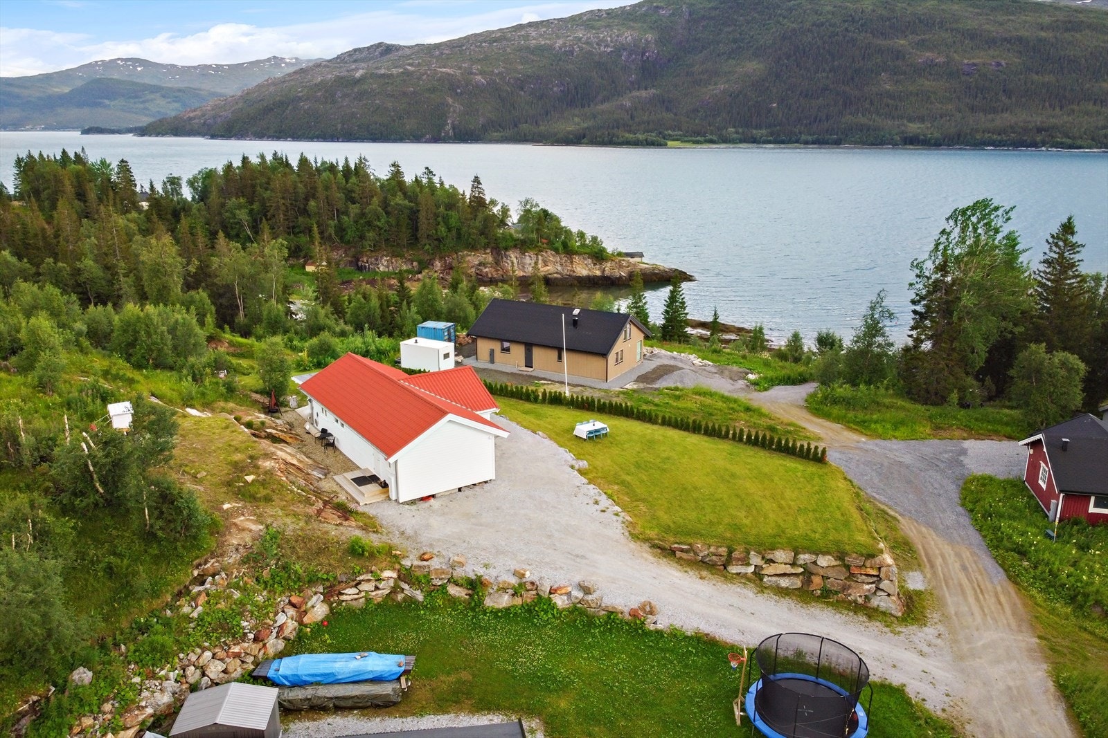 Området byr på mange aktiviteter som passer for både store og små. Det finnes flotte turmuligheter for bær- og soppsanking i nærmeste utmark. Galleribilde