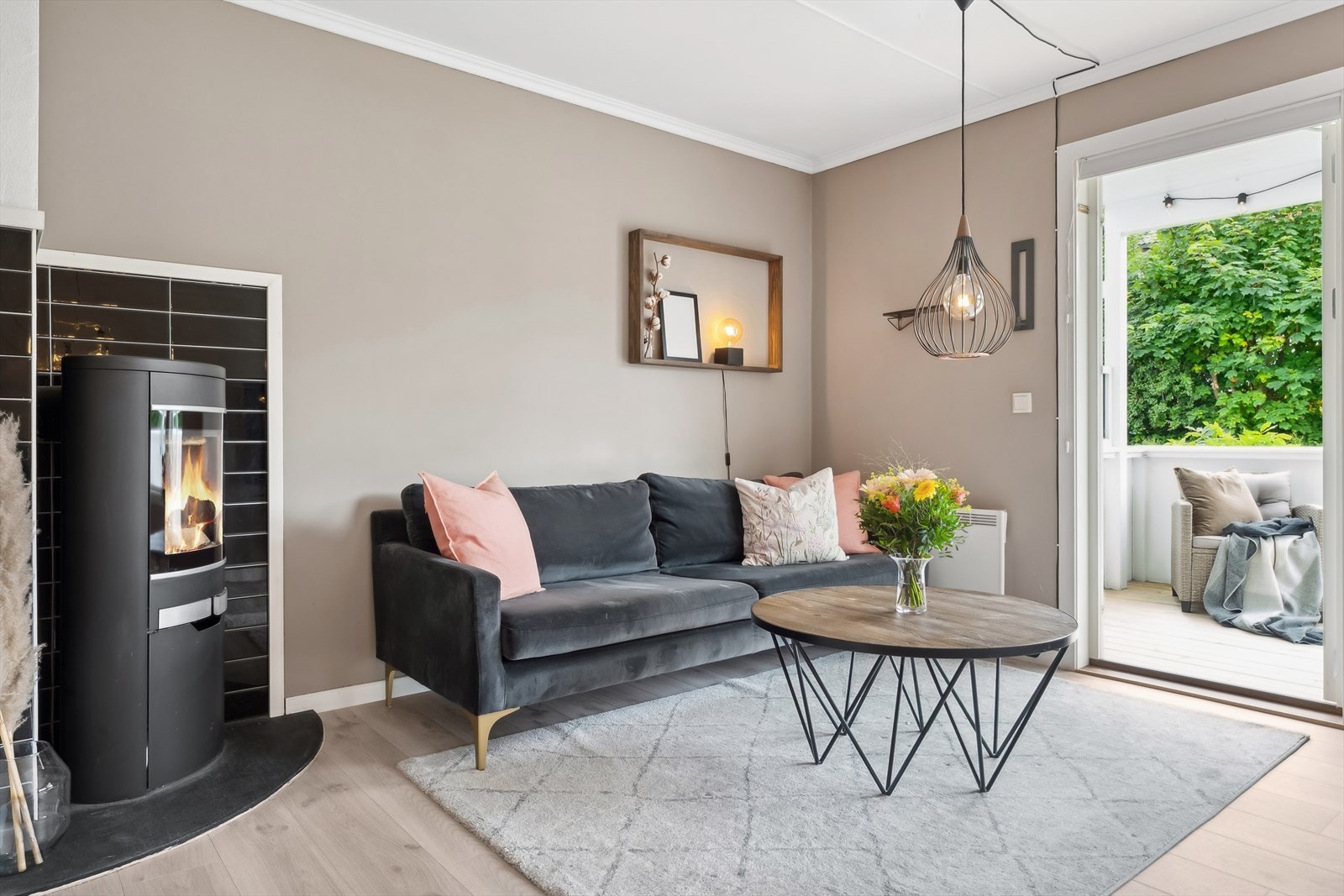 Stue med store vinduer og godt lysforhold Galleribilde