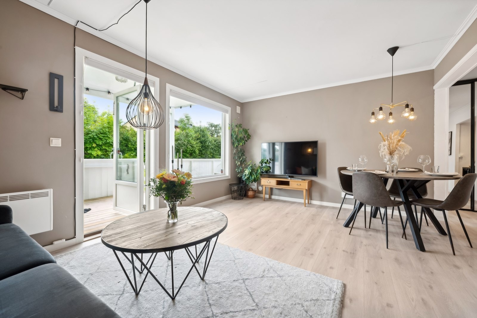 Nytt laminat gulv. Vegger og himling med malt panel, malte gipsplater og himlingsplater. Galleribilde