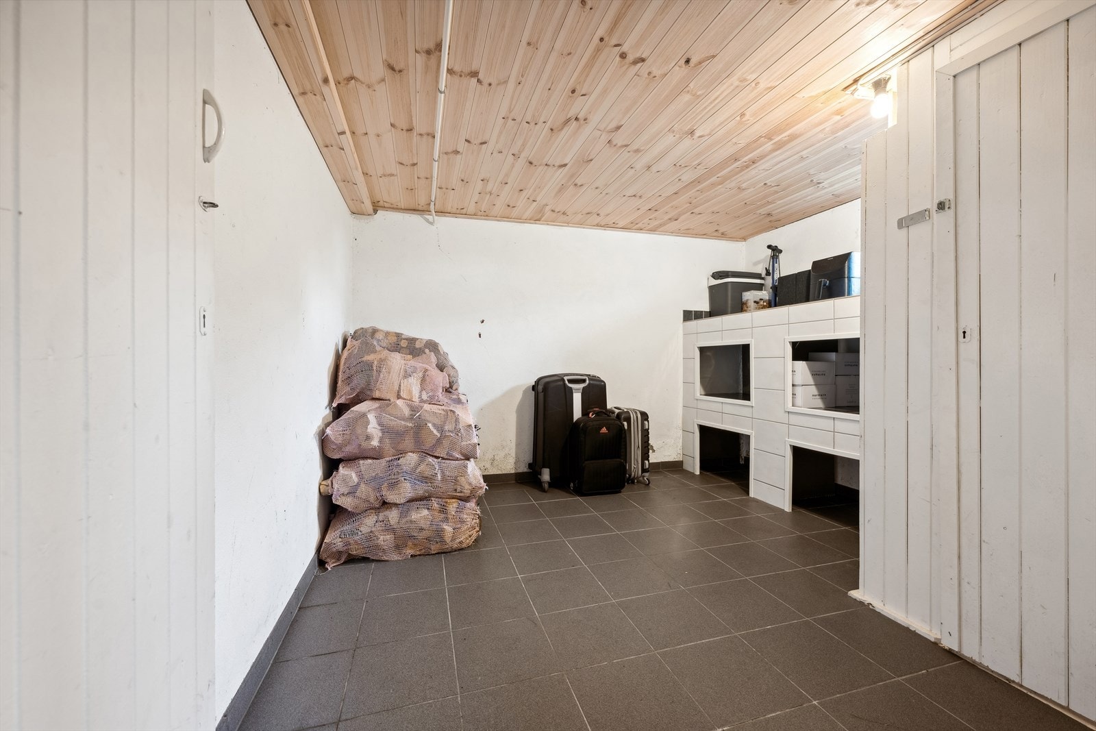 Fliselagt bod i kjeller. Gode
oppbevarings muligheter. Galleribilde