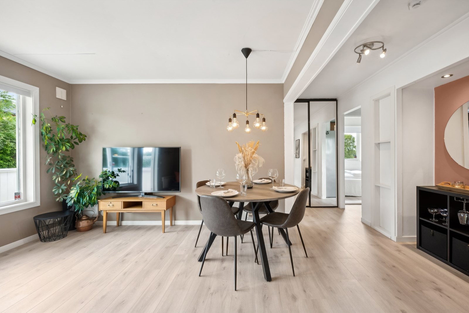 Stuen har plass til både sofagruppe og spisebord Galleribilde