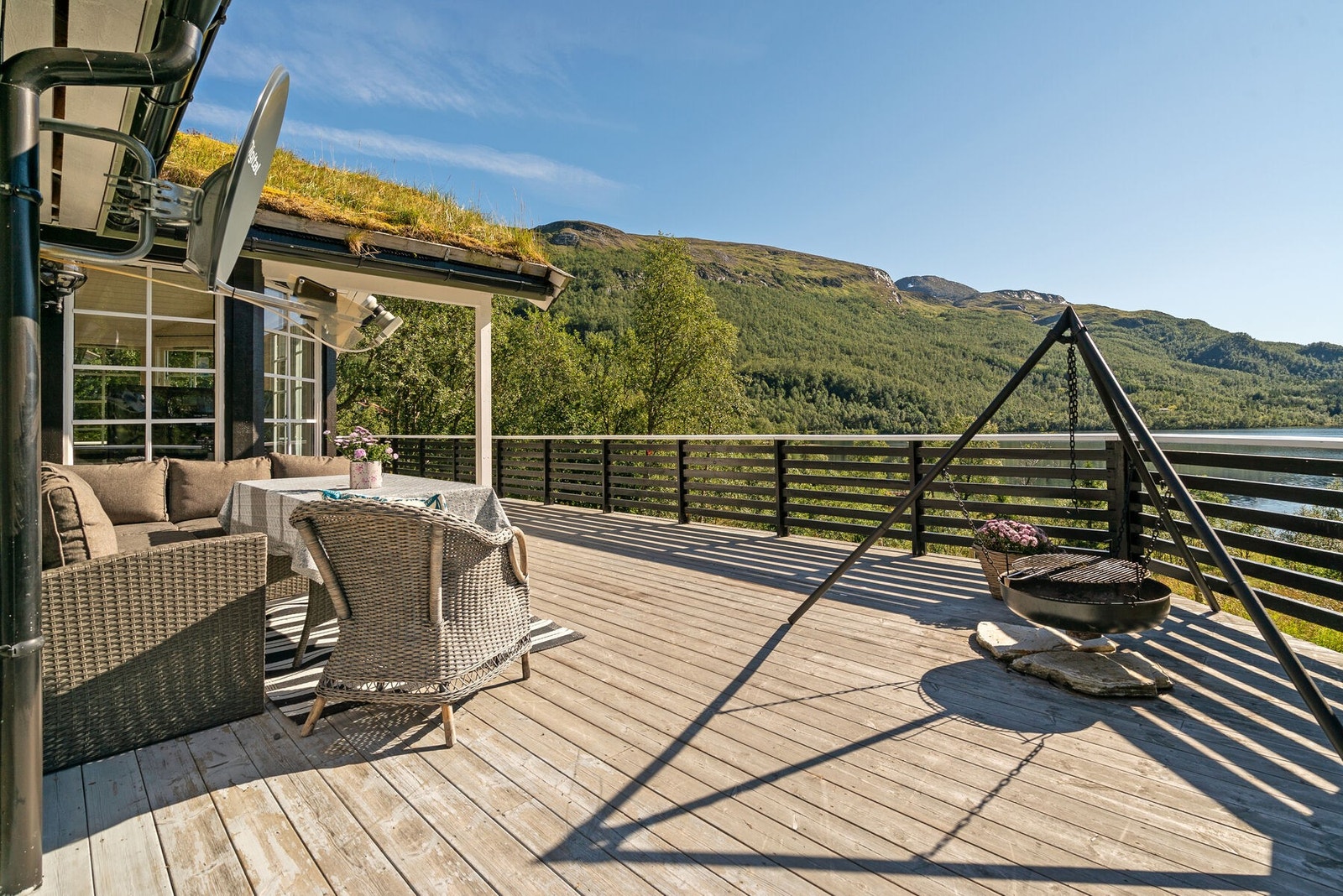 Stor terrasse rundt store deler av hytten på til sammen 69 kvm Galleribilde