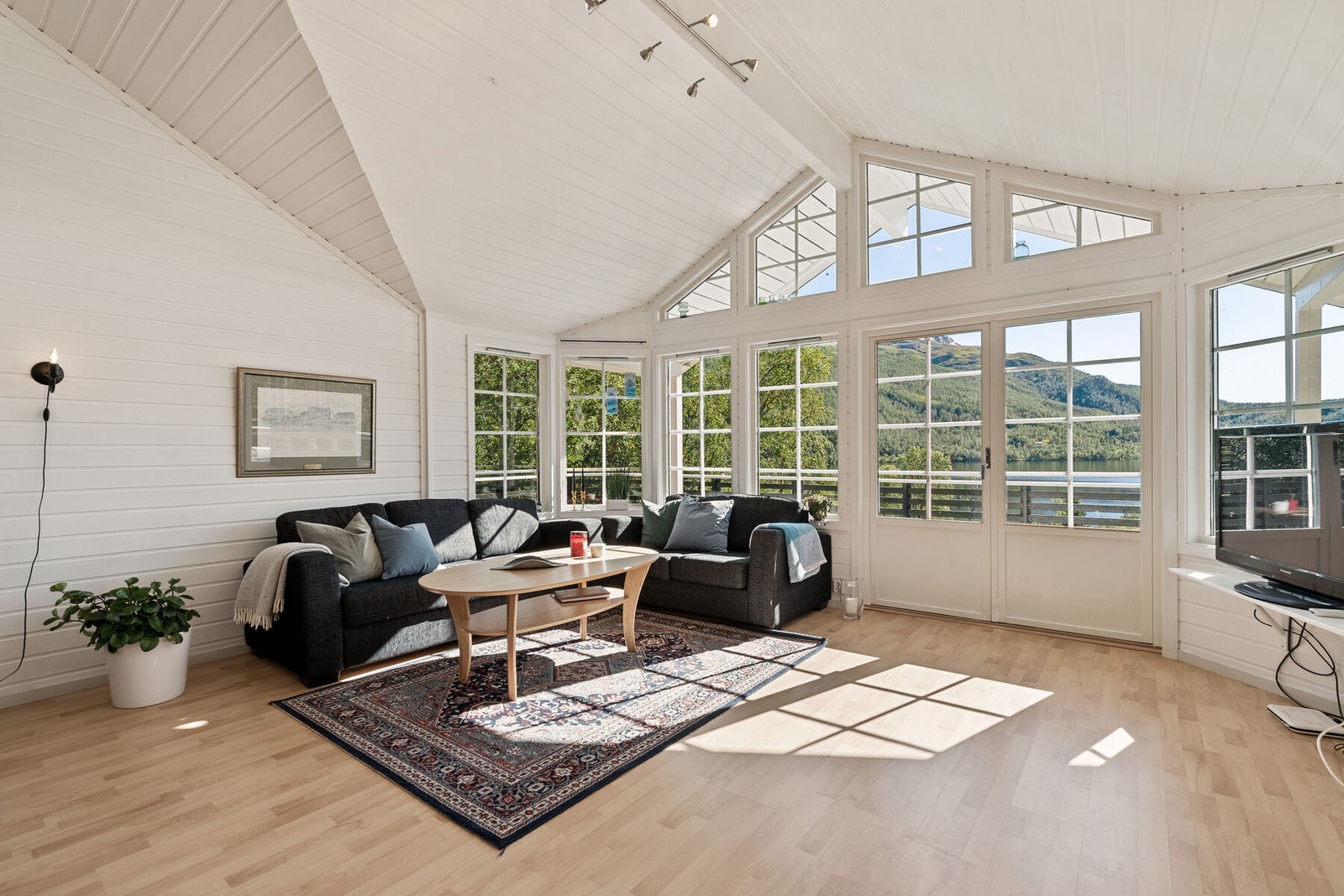 Ekstra takhøyde og godt lysinnslipp Galleribilde