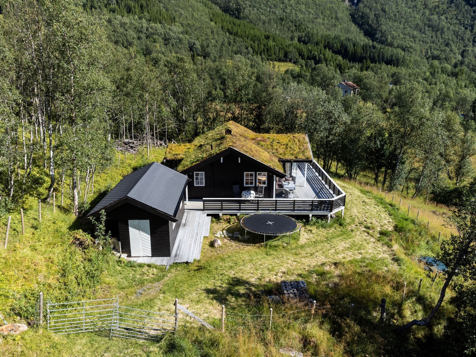 I tilknytning er det anneks/utebod Galleribilde