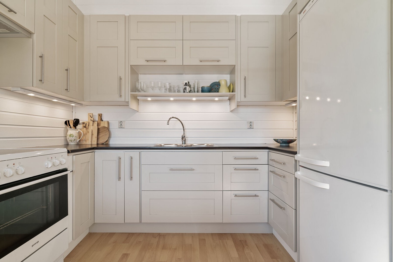 Kjøkken med god skapplass Galleribilde