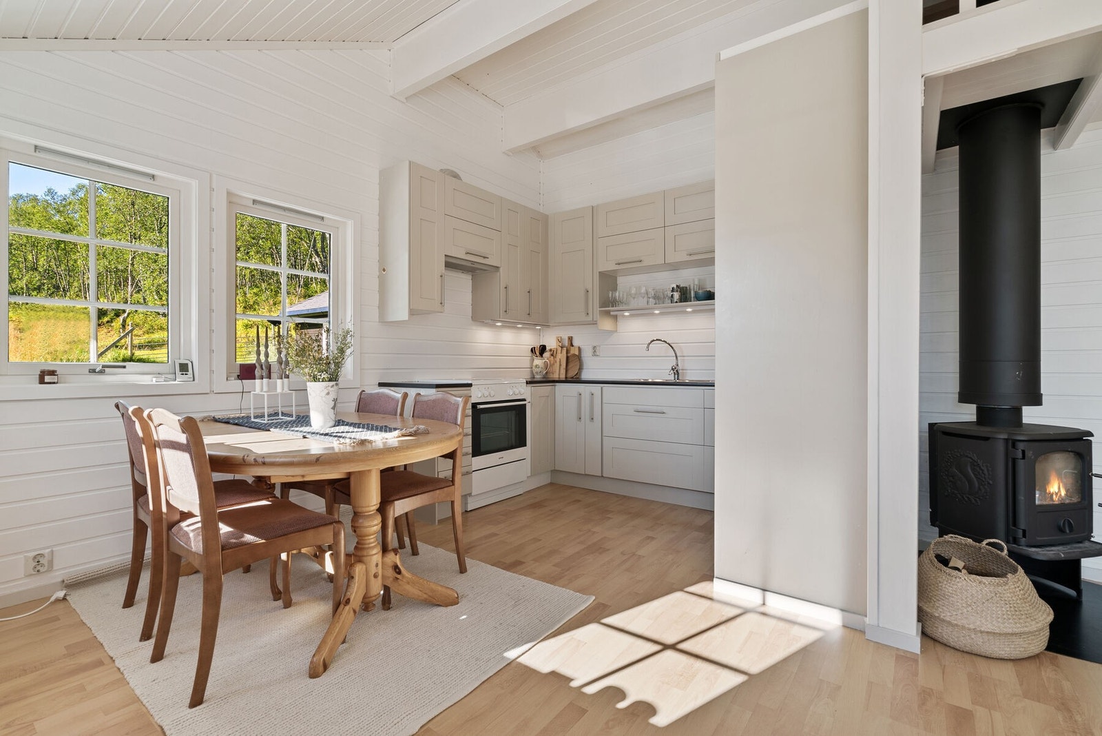 Kjøkkenet er lyst og trivelig Galleribilde