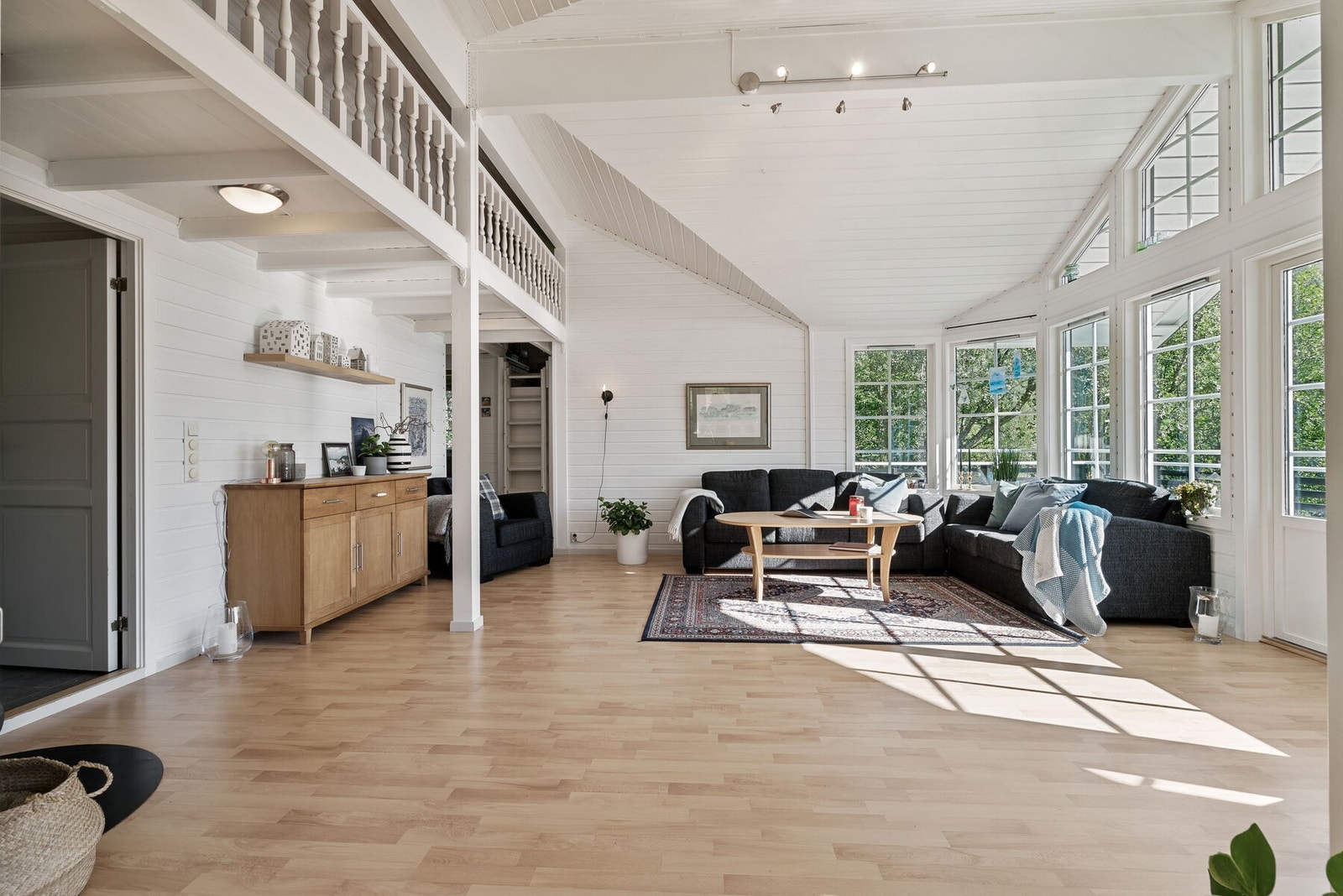 Her får du plass til ønsket møblering med sofagruppe Galleribilde