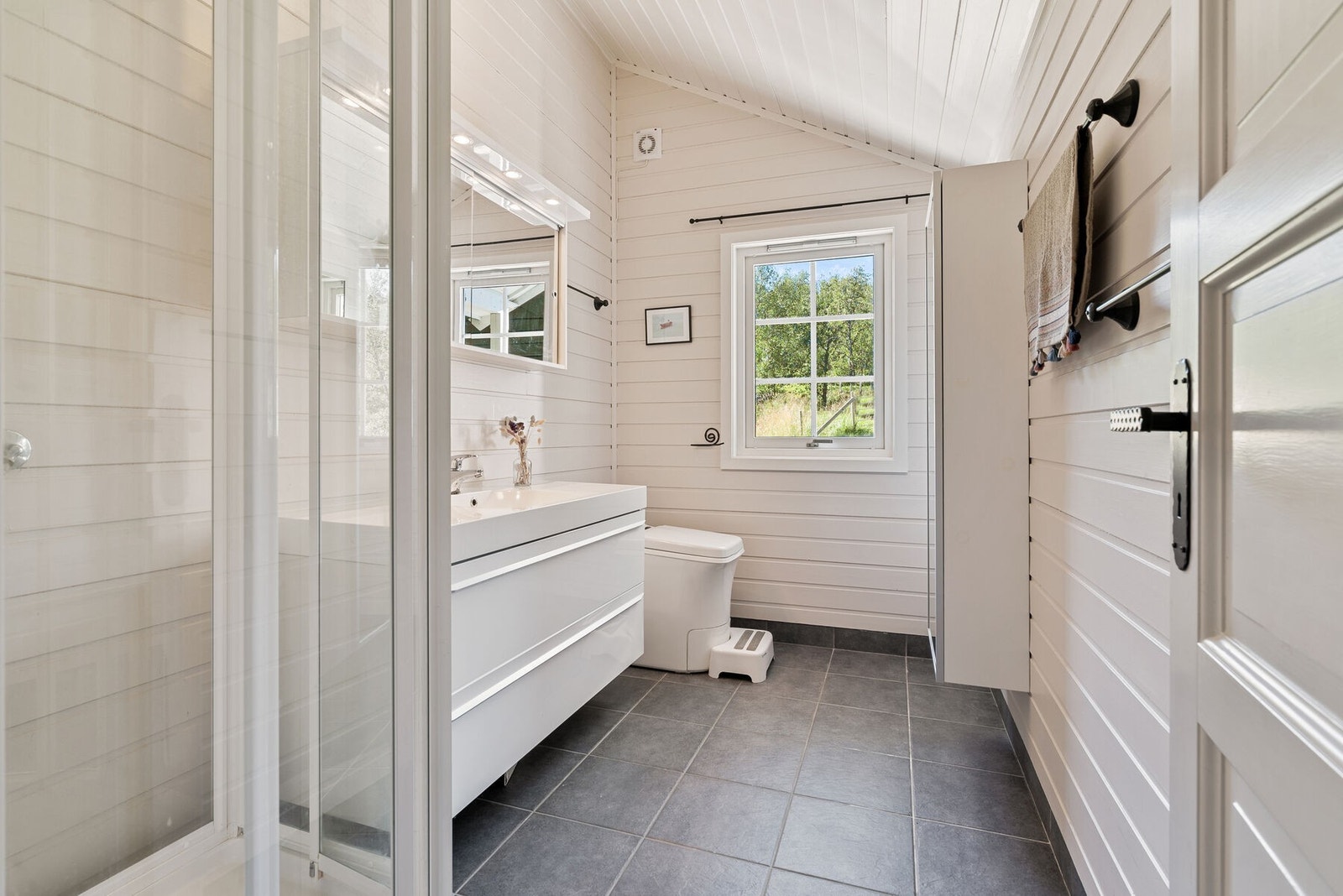 Bad med baderomsinnredning, dusjkabinett, cindarella forbrenningstoalett Galleribilde