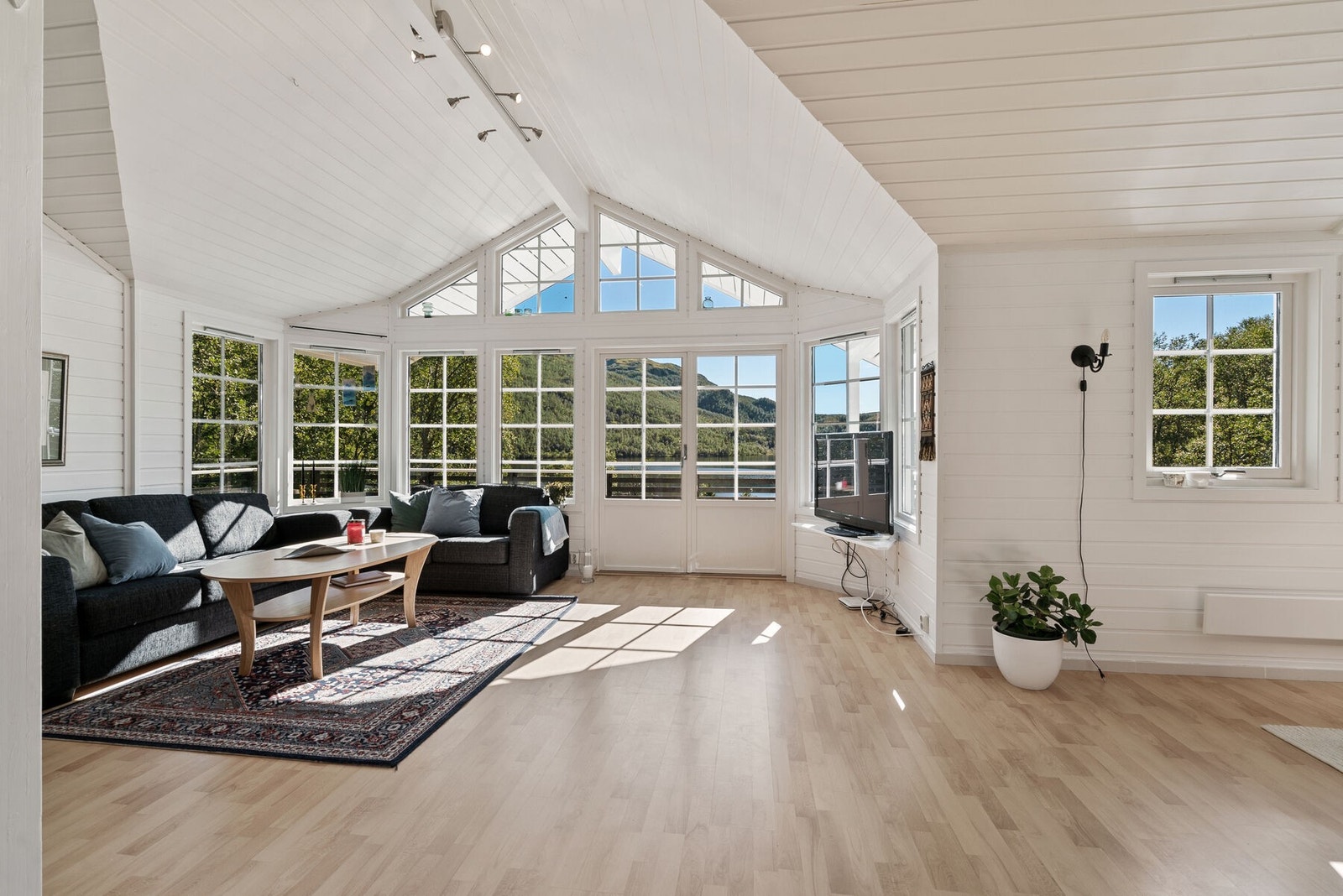 Velkommen inn! Lys, luftig og koselig stue Galleribilde