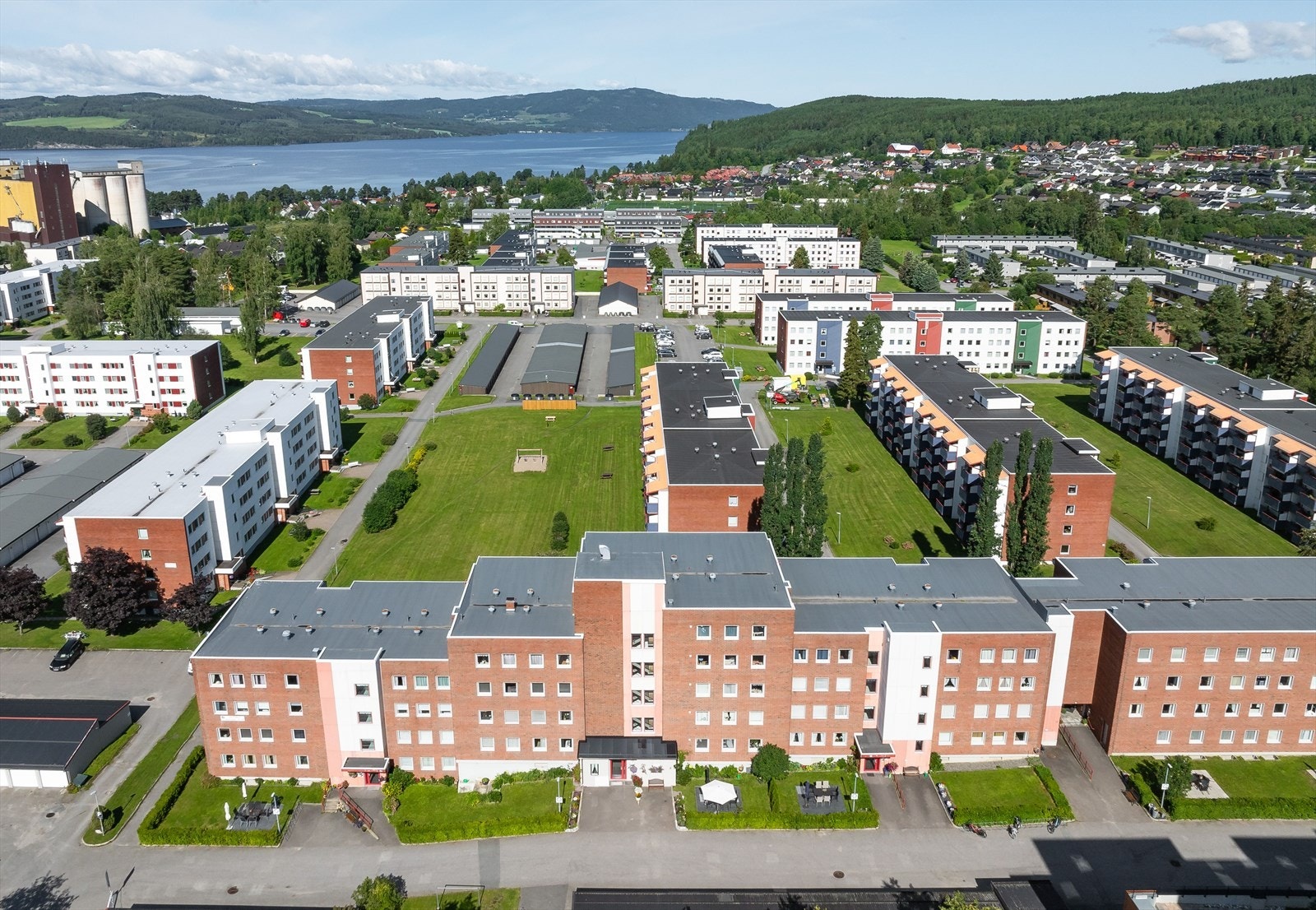 Leiligheten ligger på Hamar Vest, med de viktigste servicefunksjonene like i nærheten, samt flotte turområder langs Mjøsa og i Furuberget. Kun noen meter fra utgangsdøren ligger Storhamarsenteret. Galleribilde