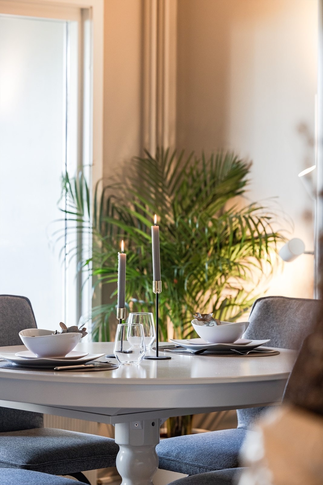 Leiligheten holdes god og lun på vinterstid med fjernvarme til radiatorer. Á-konto oppvarming er inkludert i felleskostnadene. Galleribilde