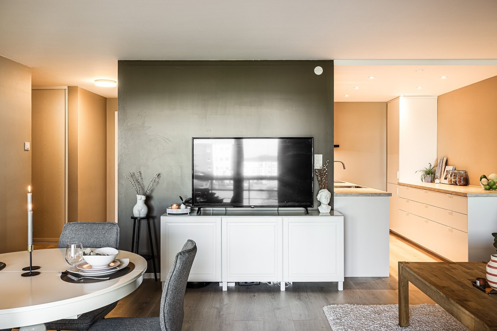 Naturlig plass til mediemøblement og TV. Grunnpakke kabel-TV og bredbånd er inkludert i felleskostnadene. Galleribilde