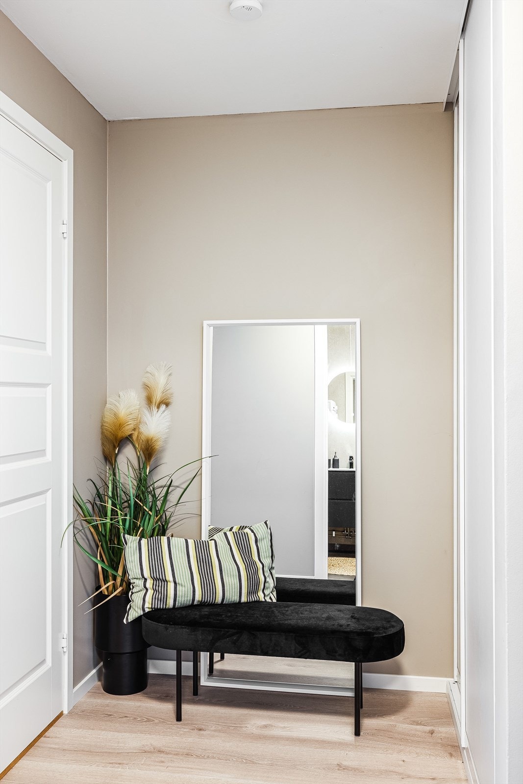 I entréen har du god oppbevaringsplass i romslig plassbygget skyvedørsgarderobe. Galleribilde