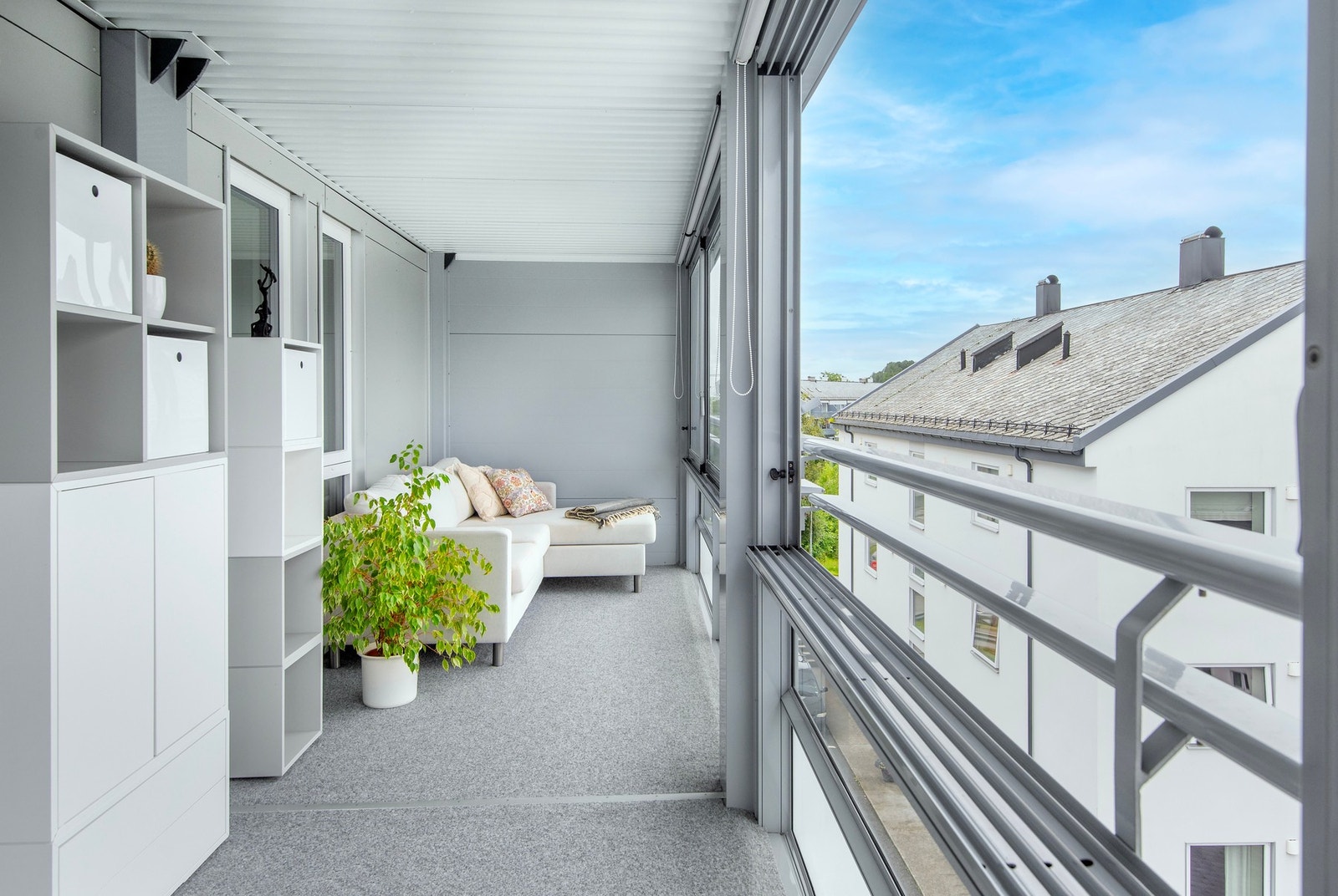Balkongen har en sydvendt orientering med mye lys og fin utsikt. Galleribilde