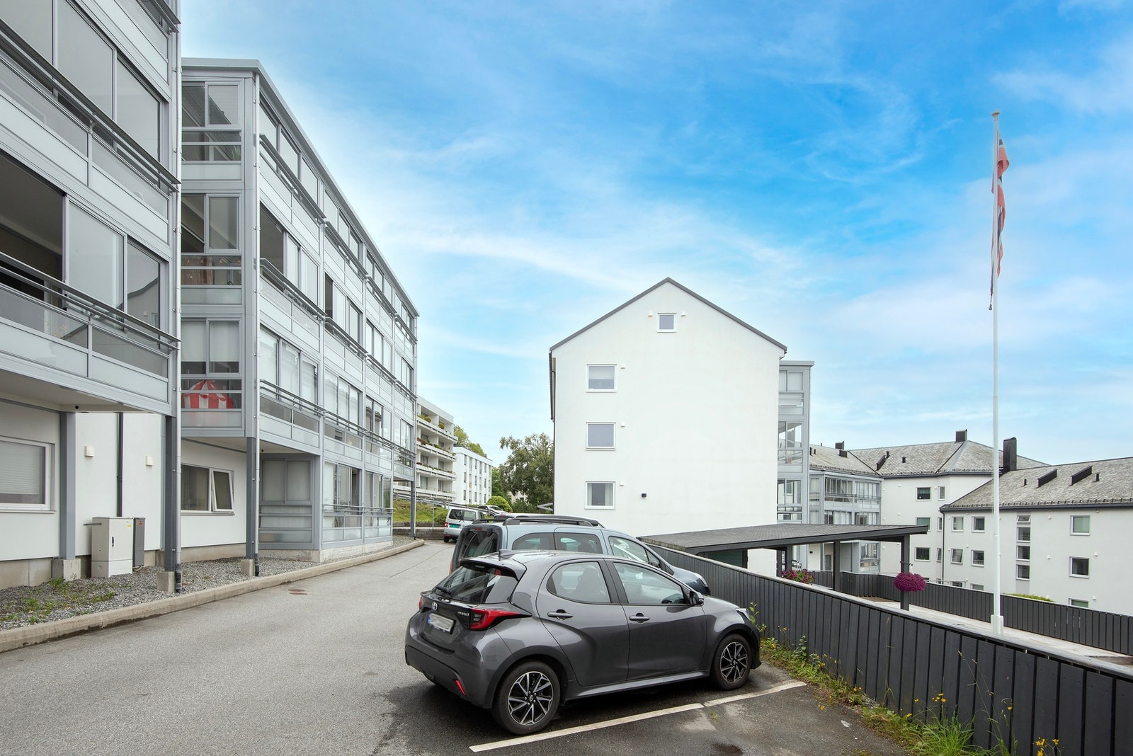 Borettslaget disponerer parkeringsplasser på egen eiendom. Galleribilde