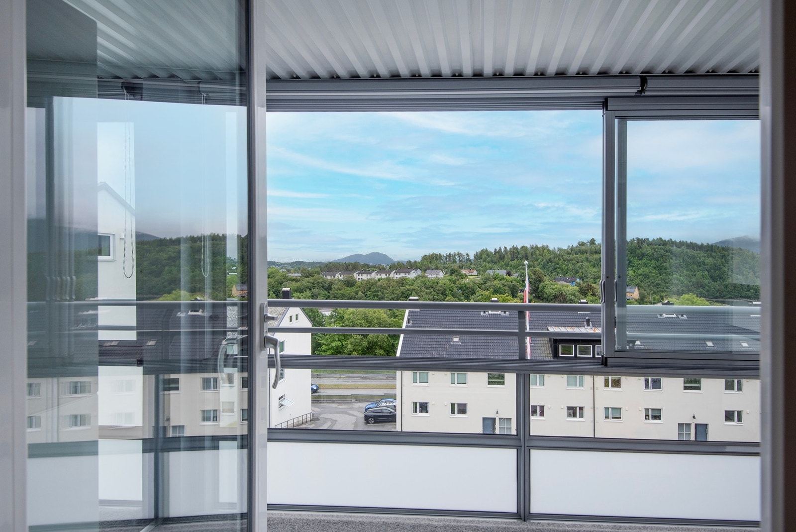 Balkong - Vindusfeltene kan åpnes opp. Galleribilde