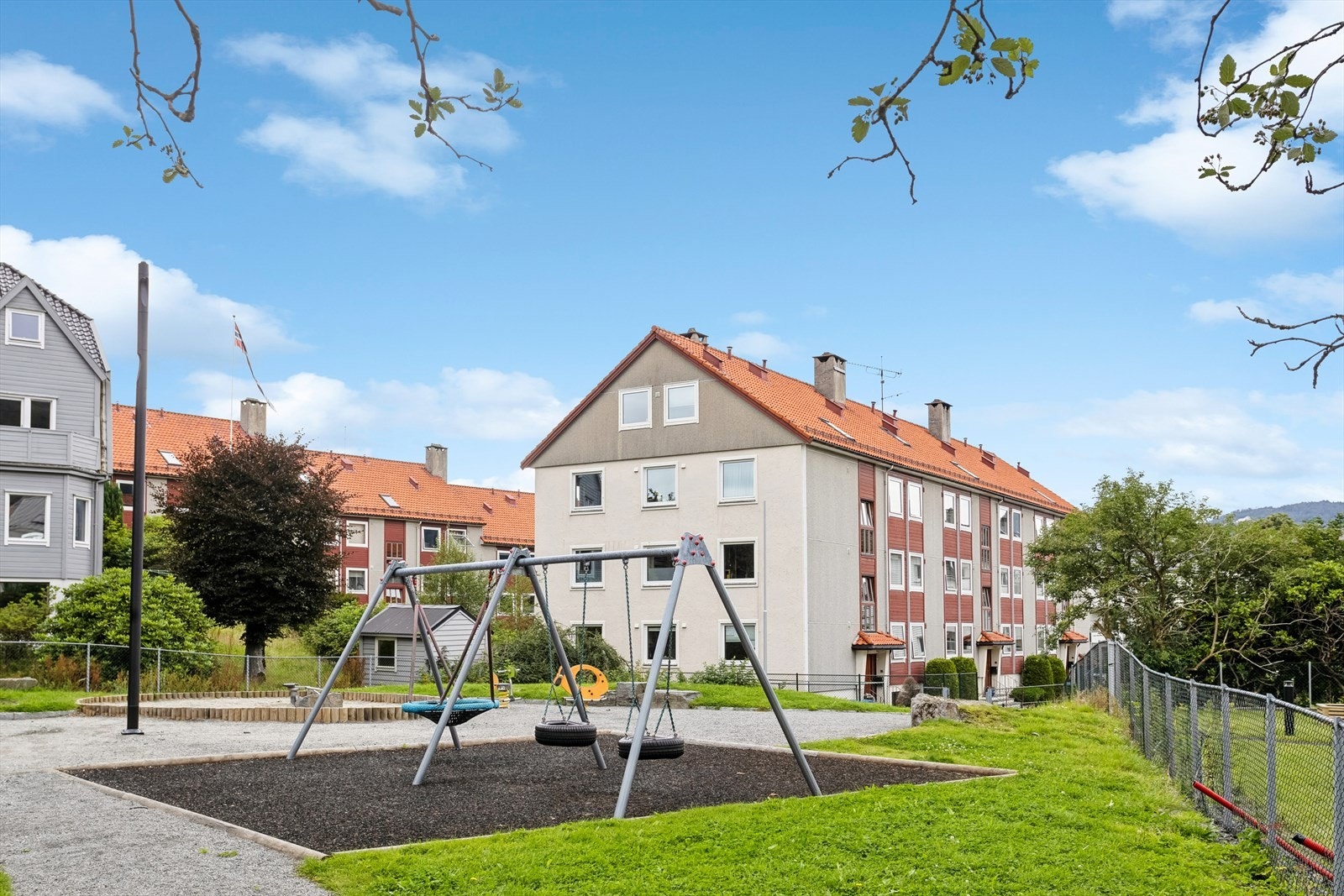 Leiligheten har en attraktiv og sentral beliggenhet med kort vei til lekeplasser, treningssenter, bybanen, butikker (søndagsåpen Rema 1000), restauranter og flere turmuligheter. Galleribilde