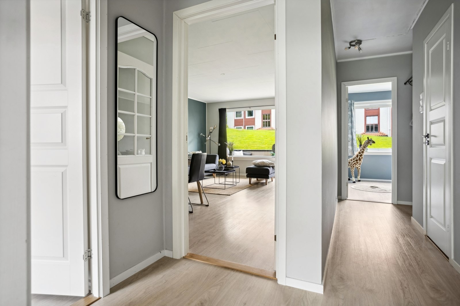 Romslig entre/gang. Det følger med 3 eksterne boder i bygget. Galleribilde