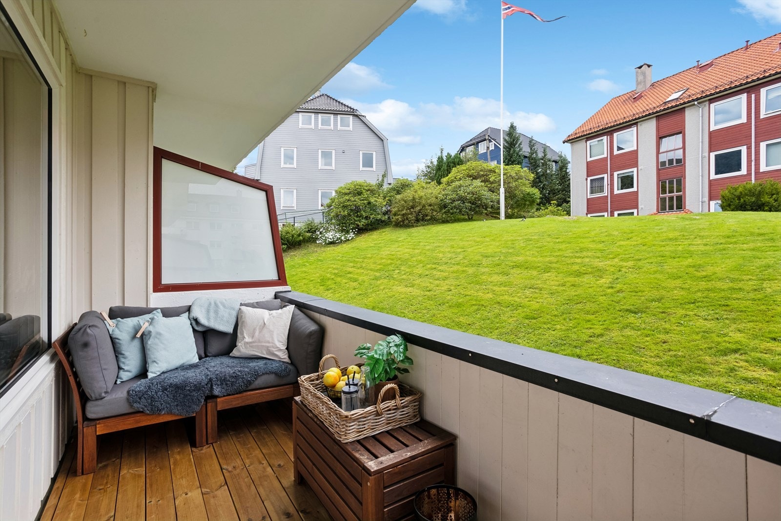 Der perfekte steder å nyte fine sommerdager med gode solforhold. Praktisk er det også med takoverbygg dersom det skulle være litt yr i luften. Galleribilde