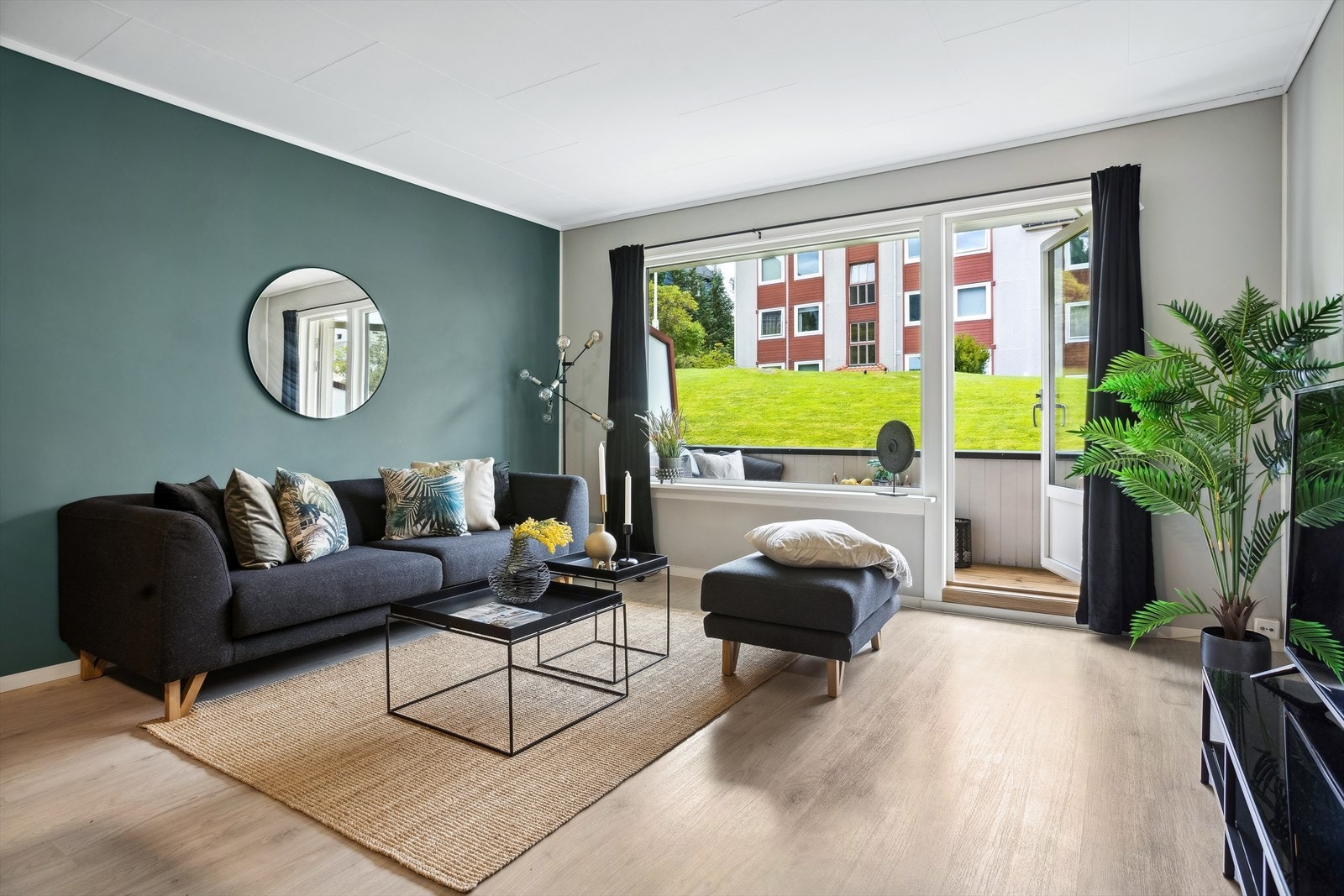 Romslig stue med god plass til stor sofa, stuebord og tv-anlegg. Galleribilde