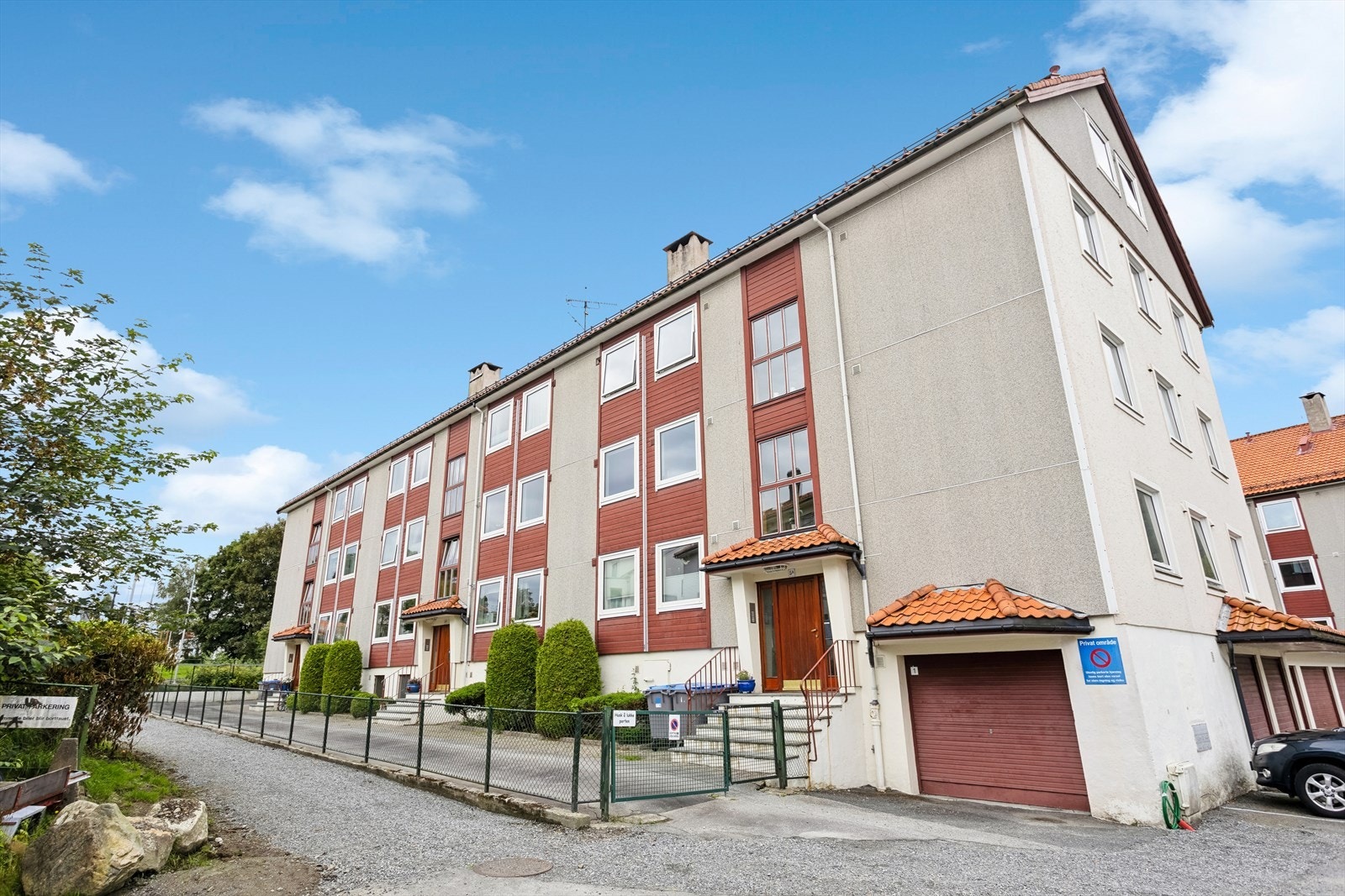 Borettslaget oppgraderte badene og rørstammene i 2016, vinduer i 2022 og pipefornying til peisen i 2023. Galleribilde