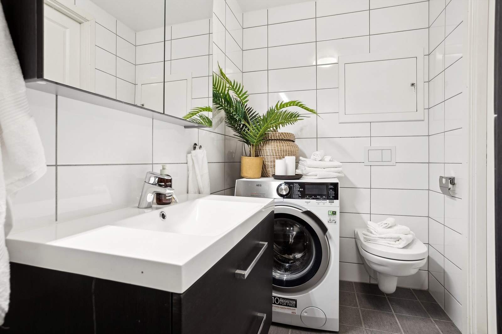 Opplegg for vaskemaskin og tørketrommel. Dersom man ikke ønsker å ha dette på badet, så er det også felles vaskerom i underetasjen. Galleribilde