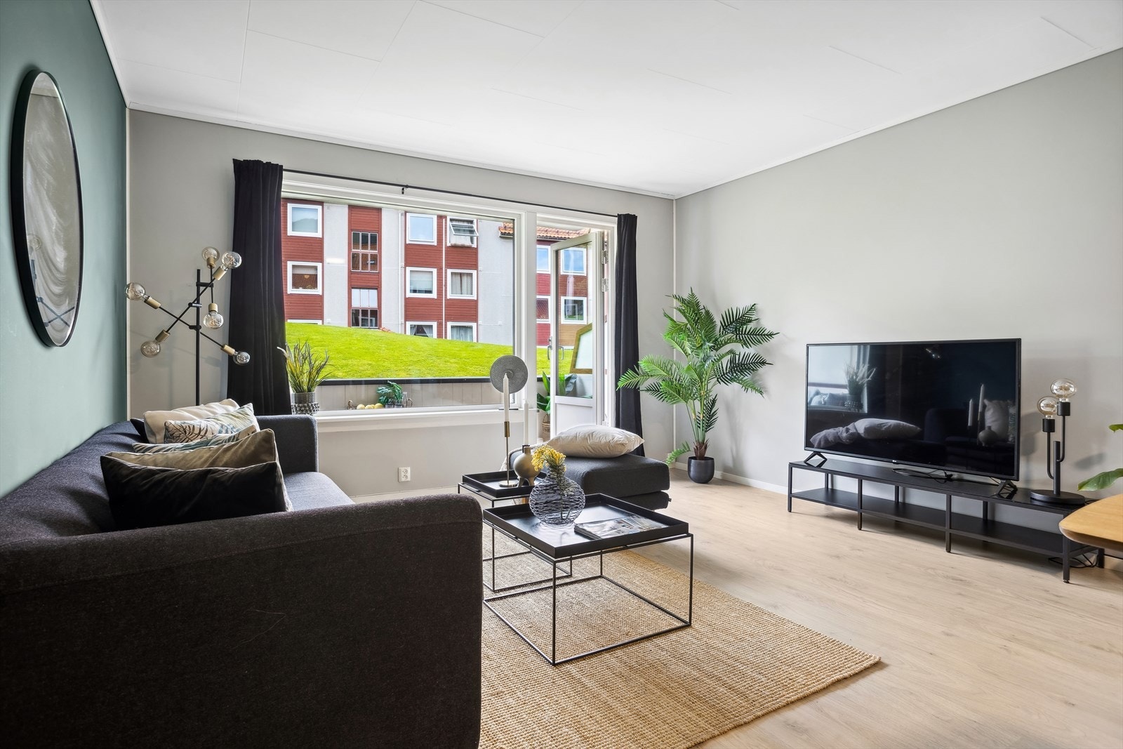Store vindusflater som gir godt med naturlig lysinnslipp. Galleribilde
