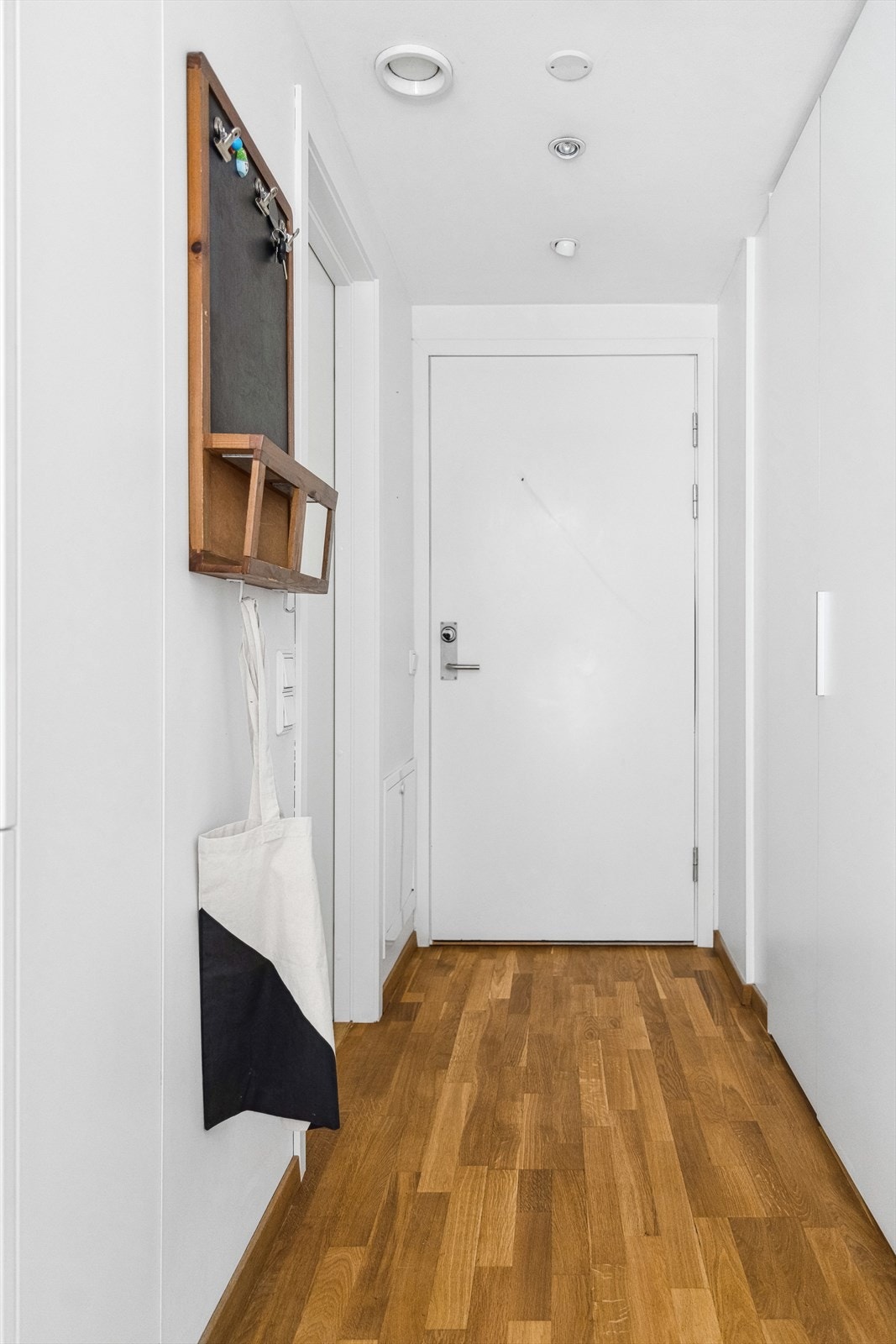 Man ønskes velkommen i en lys entré. Galleribilde