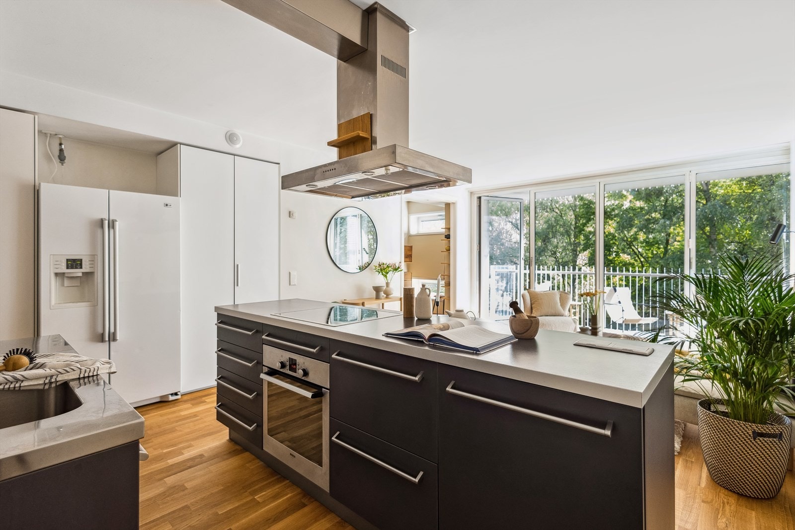 Innredningen består av glatte fronter, laminat benkeplate, benkebeslag i stål og ventilator. Galleribilde