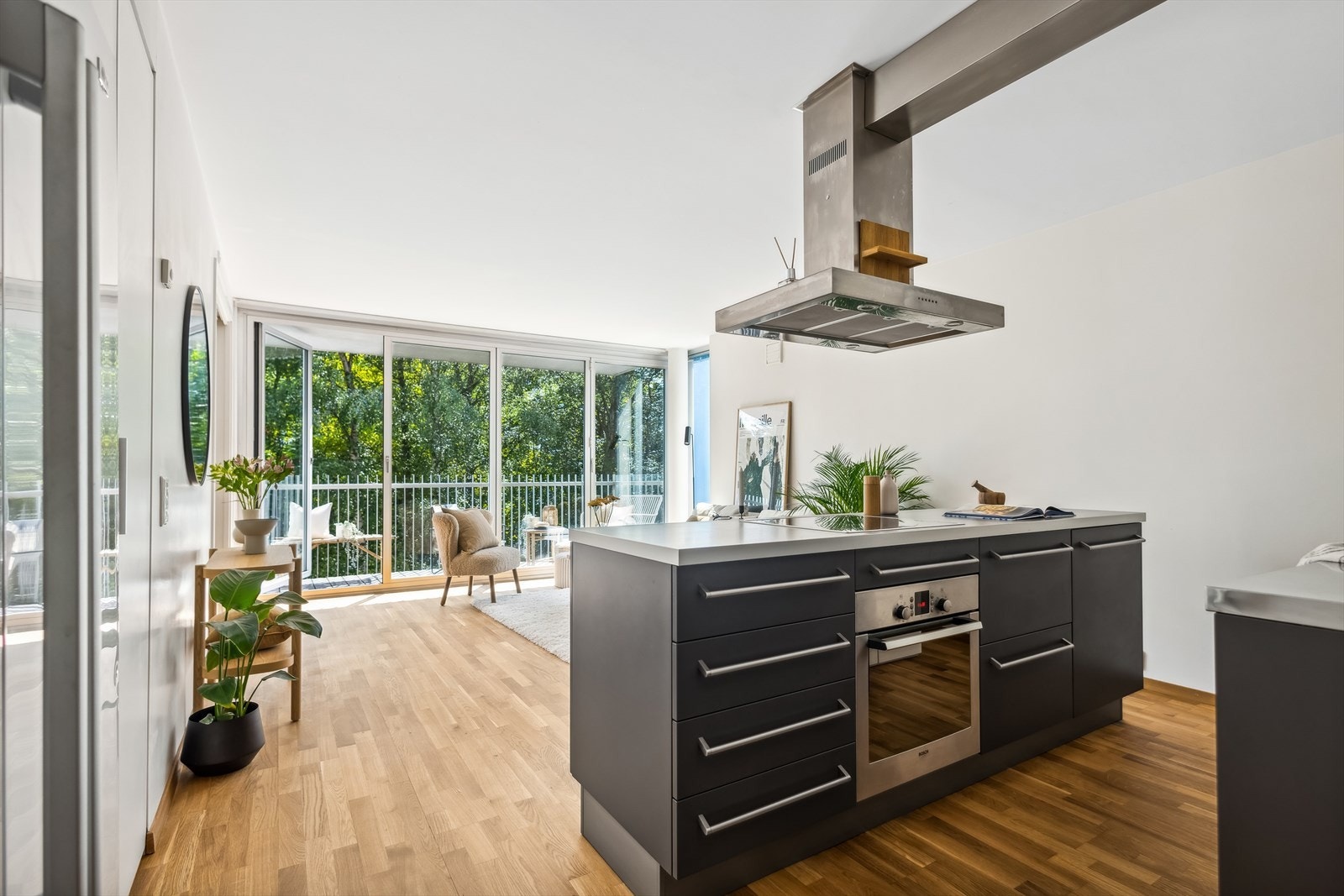 Integrerte hvitevarer som stekeovn, induksjonstopp og oppvaskmaskin medfølger. Kjøkkenet er av det italienske merket Poliform. Galleribilde