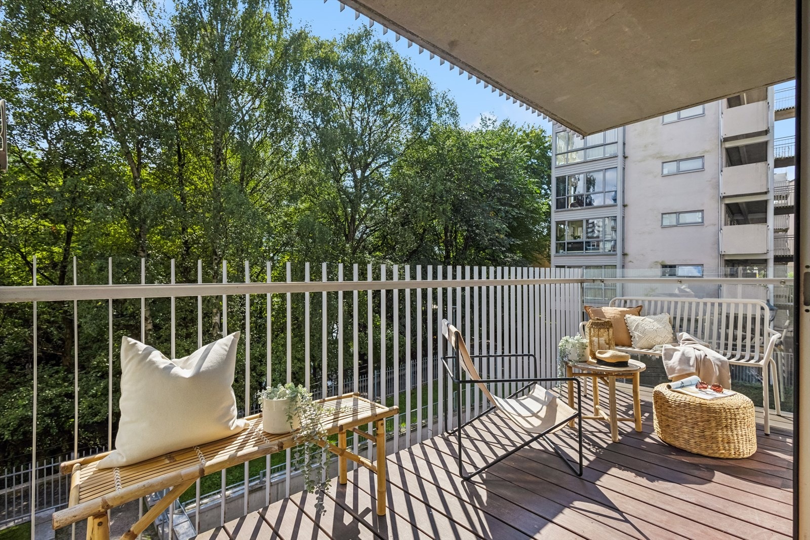 Rekkverk av glass og stål slik at du enkelt kan nyte den flotte utsikten. Galleribilde