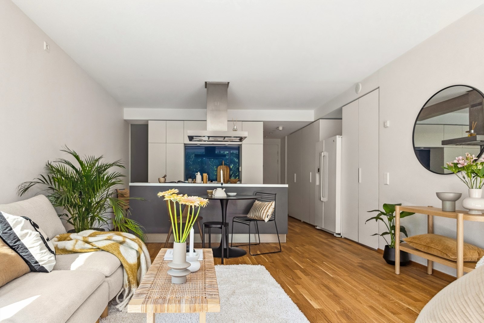 Kjøkkenet ligger i åpen løsning mot stuen med en praktisk kjøkkenøy. Galleribilde