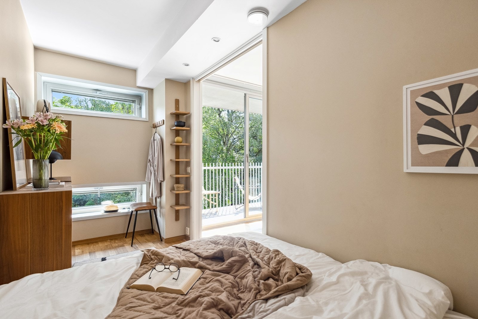 Leiligheten byr på et usjenert soverom med plass til stor seng. Galleribilde