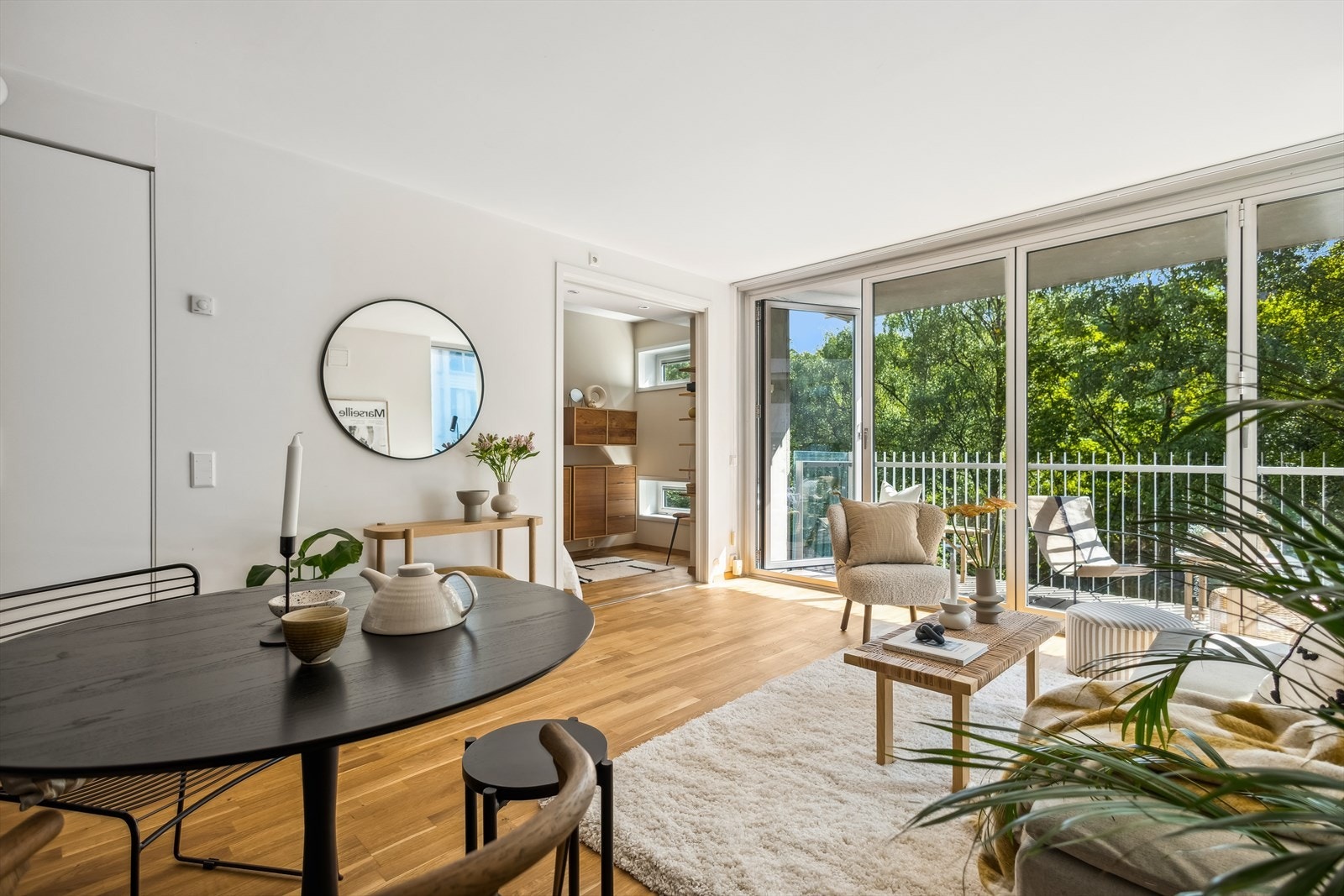 Den romslige stuen har godt lysinnslipp fra det store vinduet ut mot Akerselva. Galleribilde