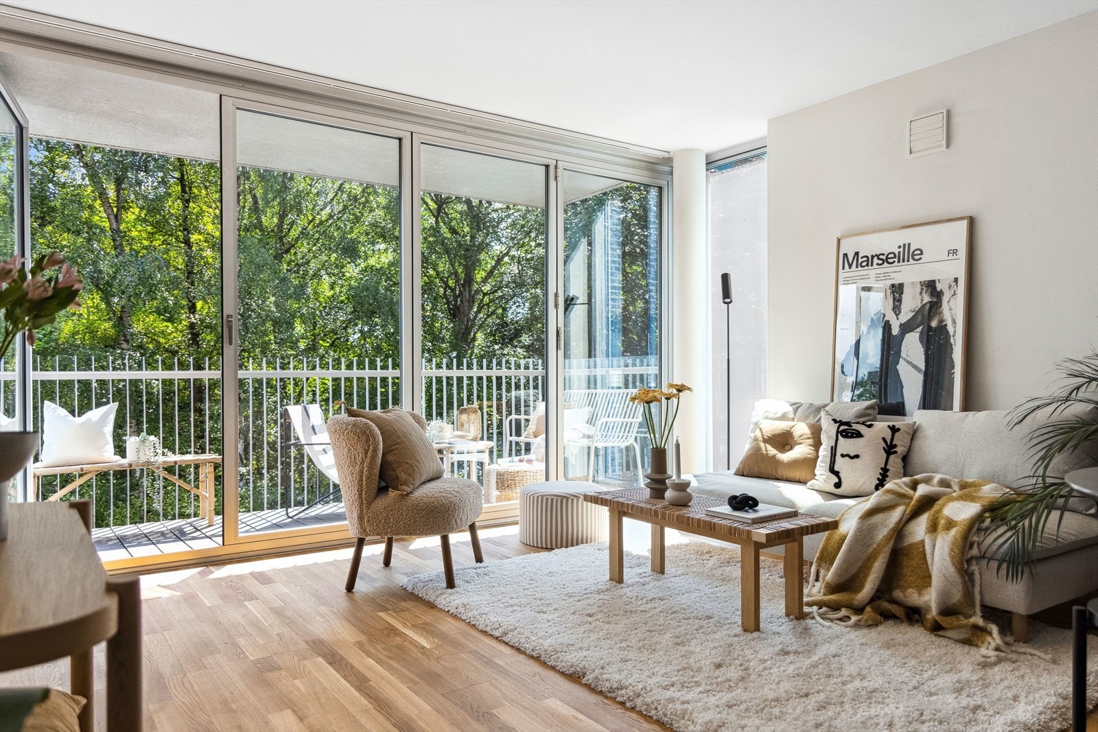 Den store glassveggen/dørene skaper en åpen atmosfære mellom ute- og innerom på sommerstid. Galleribilde