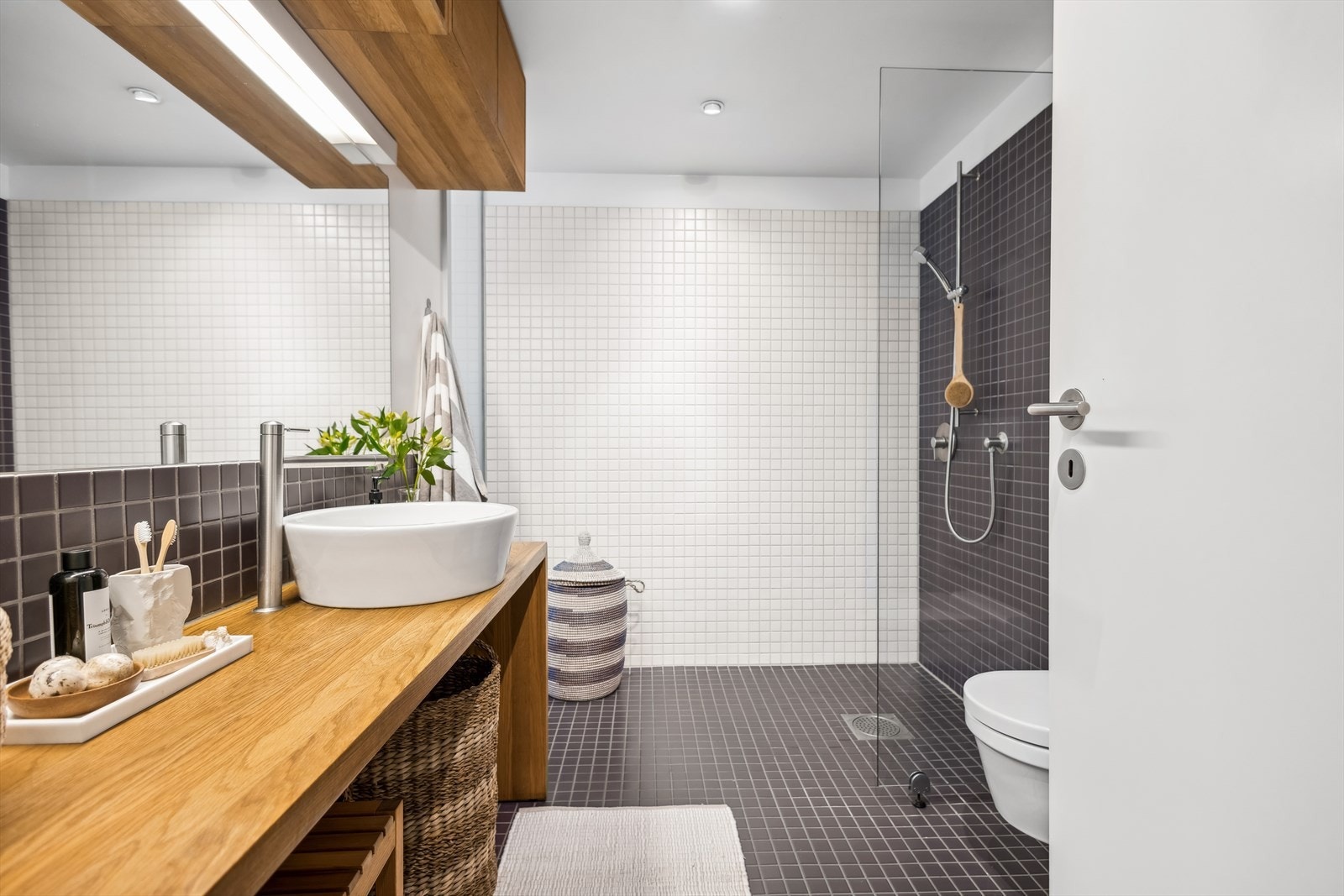 Leiligheten har et flislagt baderom med behagelig gulvvarme. Galleribilde