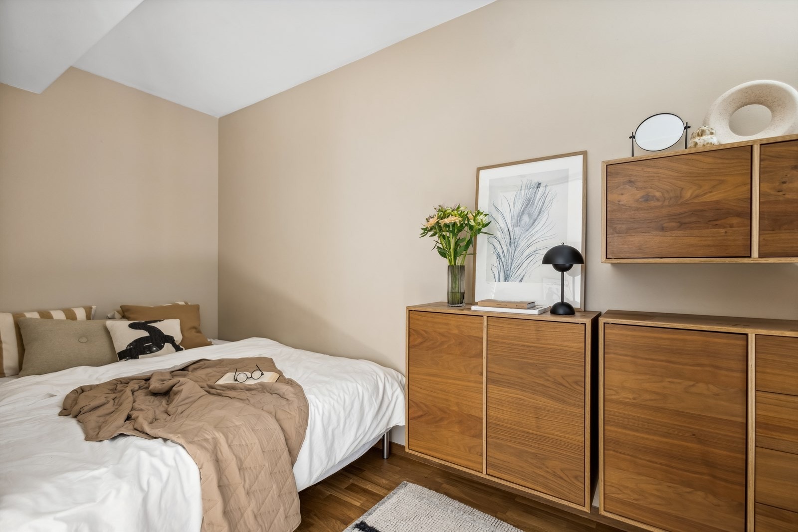 Soverom er utvidet inn i det som på byggetegningen er angitt som bod, bruksendringen er ikke søkt om. Galleribilde