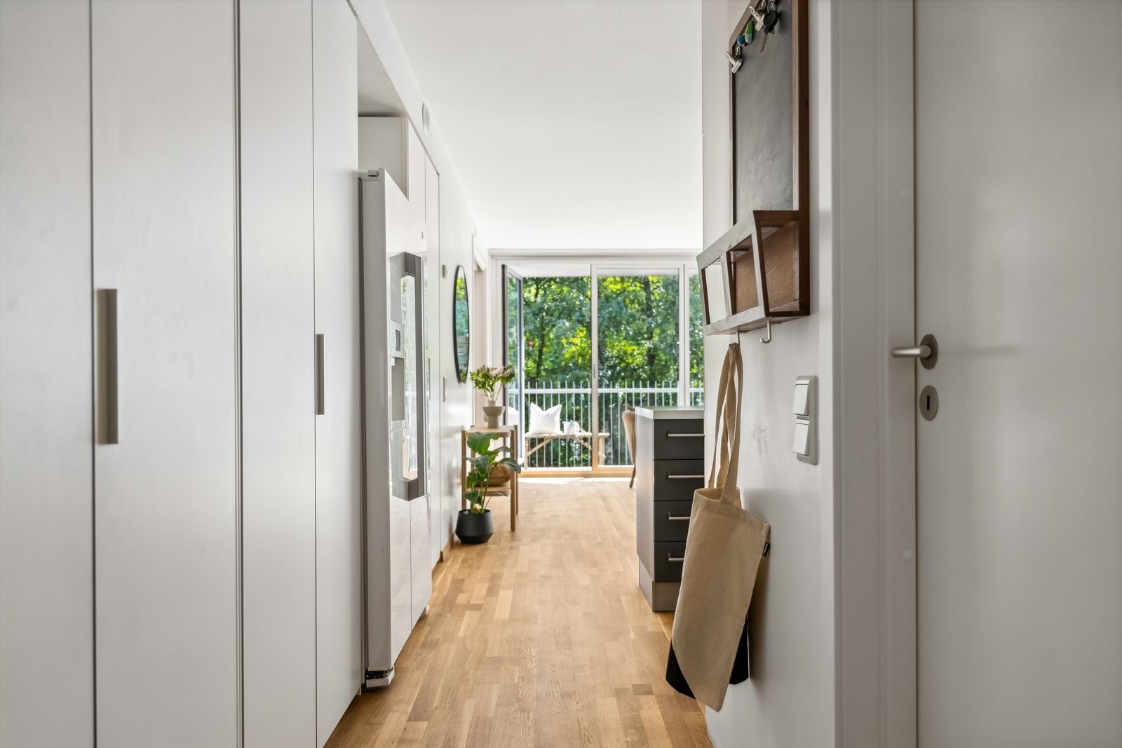 I gangen er det plass til å henge fra seg yttertøy i medfølgende skap. Galleribilde