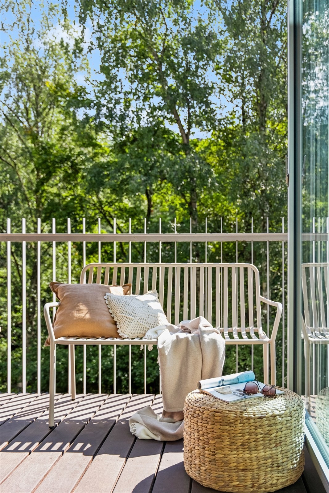 Leiligheten har utgang til en østvendt balkong på 7,6 kvm som er overbygget. Galleribilde