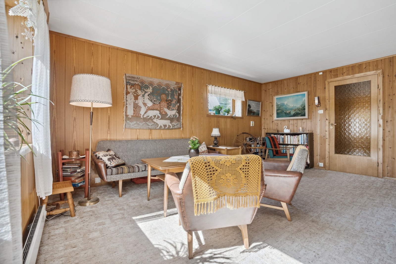 Stue er holdt i panel og har god størrelse Galleribilde