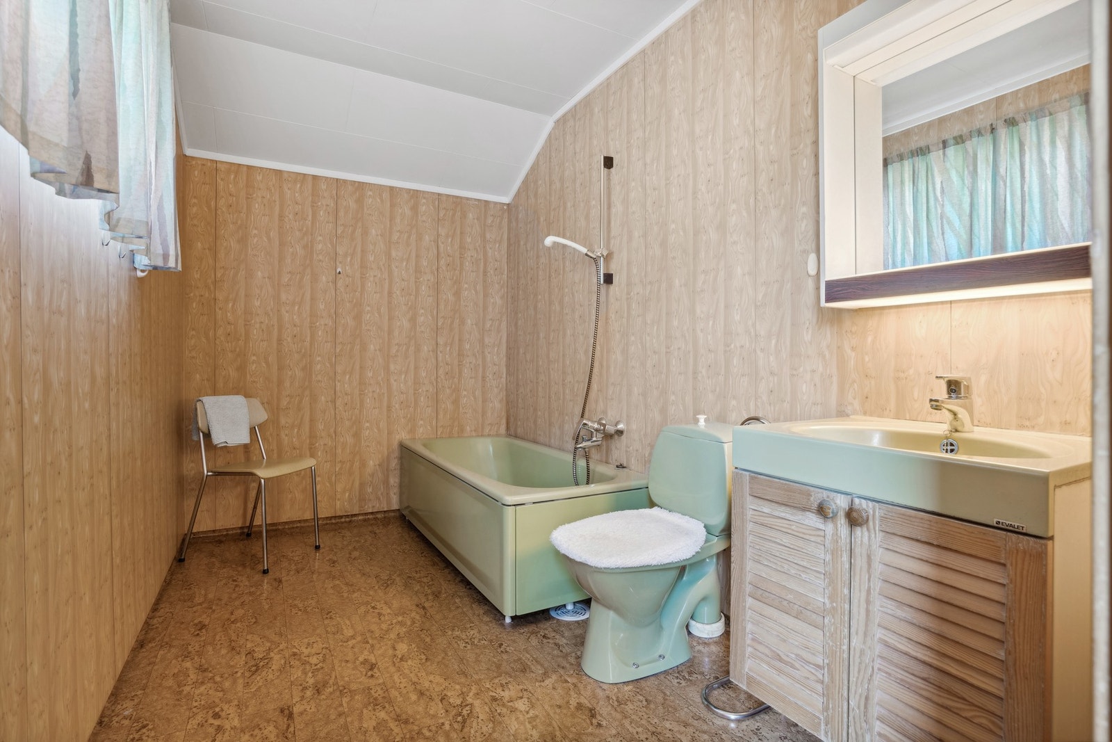 Badet er på loftet i tilknytning til soverommene Galleribilde