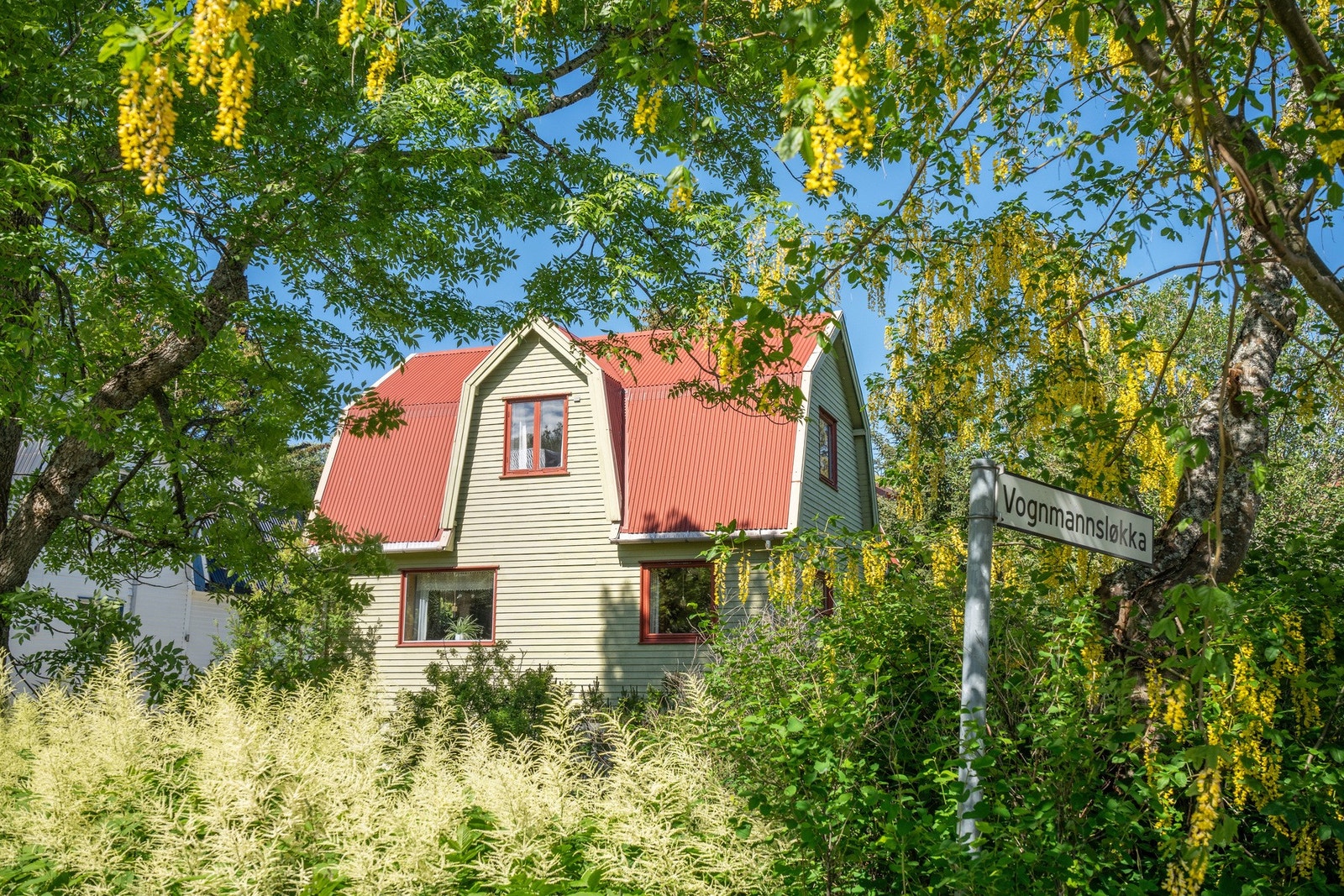 Boligen sett fra veien Galleribilde