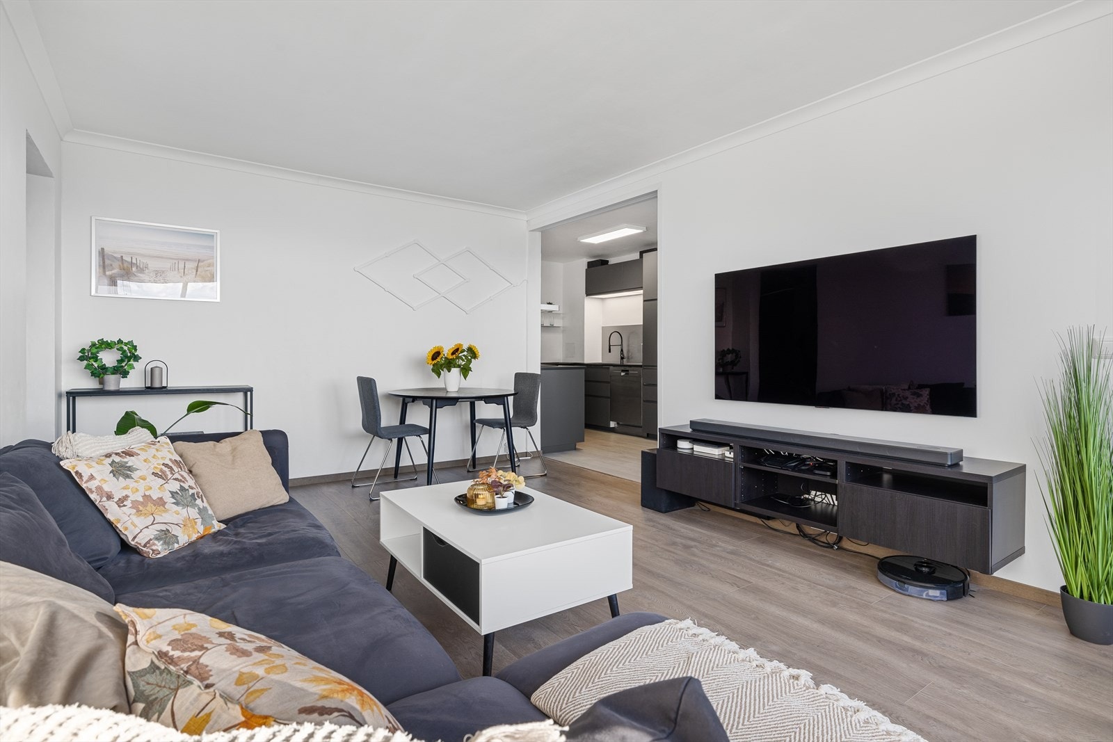 Romslig stue med duse, moderne overflater. Galleribilde