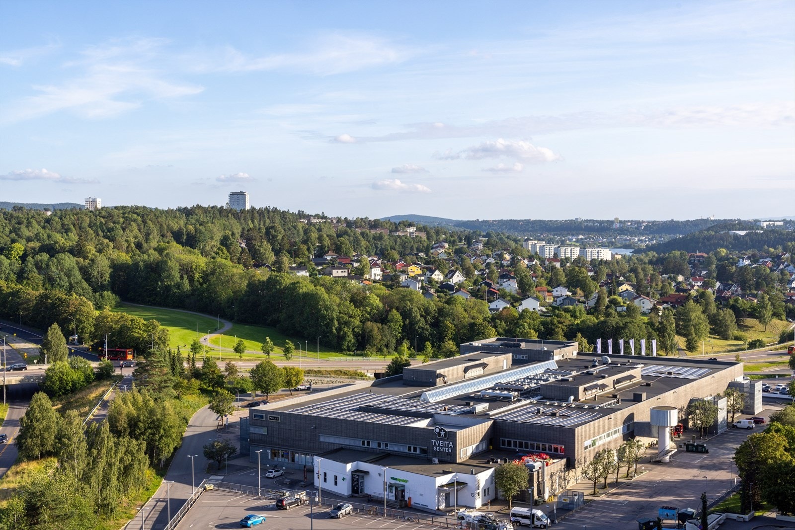 Kort vei til offentlig transport, butikker, treningssenter m.m. Bl.a. Tveita senter som ligger et steinkast unna. Galleribilde