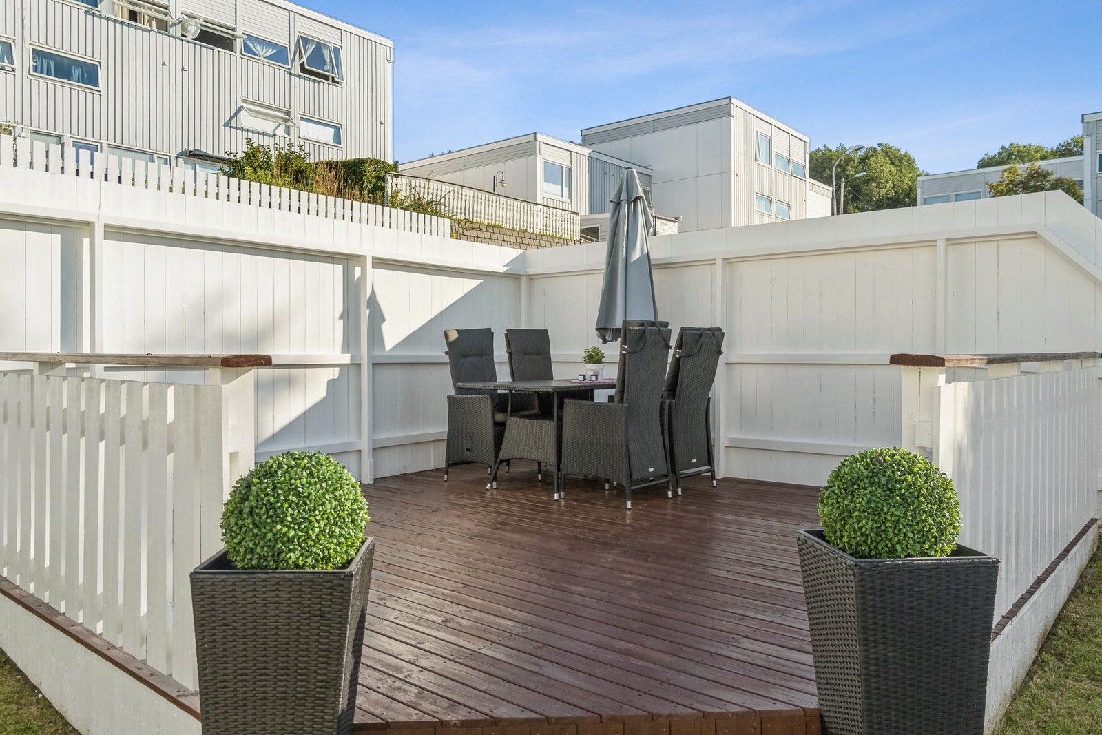 Flott uteområde med plass til sittegruppe og grill. Galleribilde